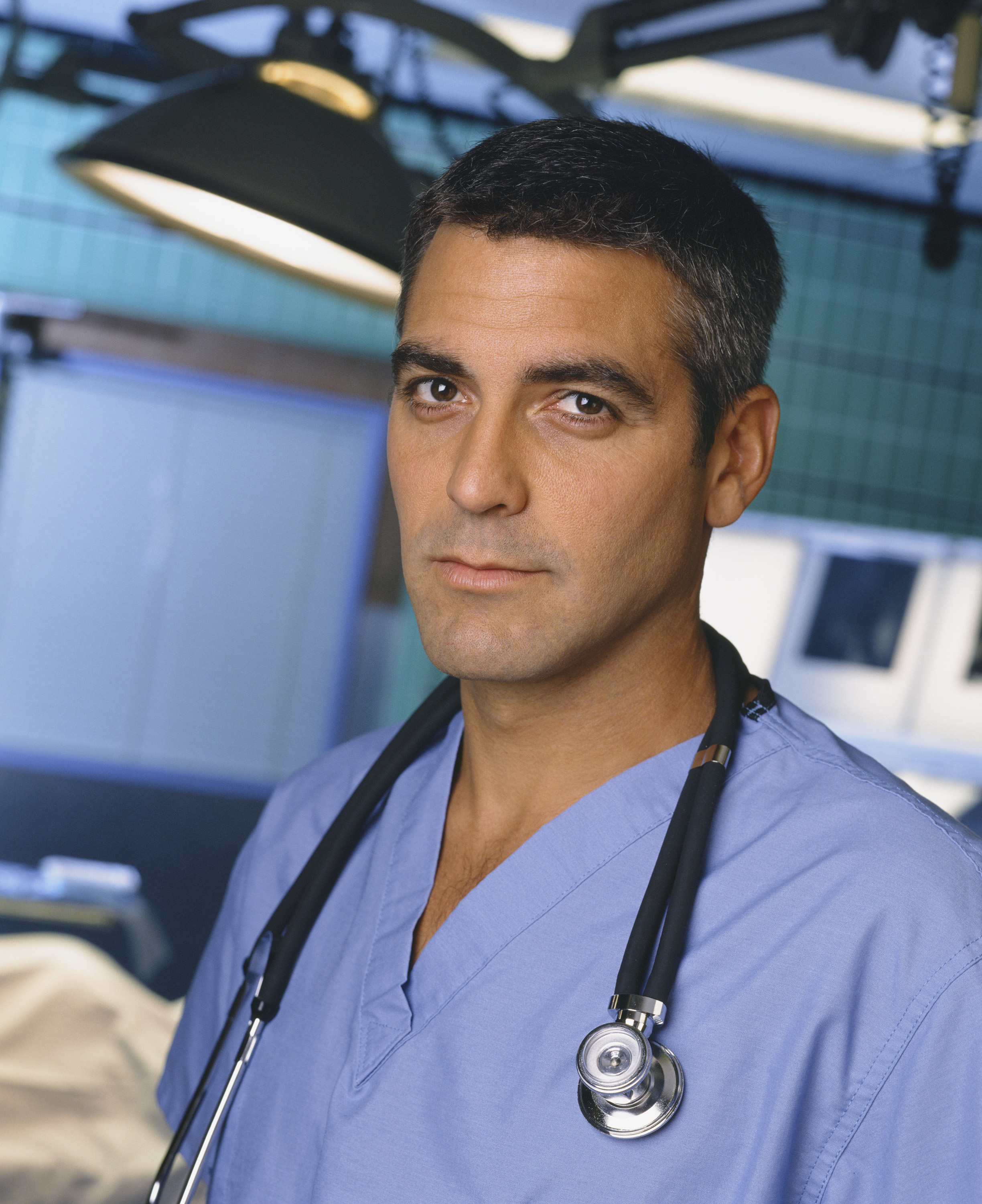 George Clooney dans le rôle du docteur Doug Ross sur le plateau de "ER" | Source : Getty Images