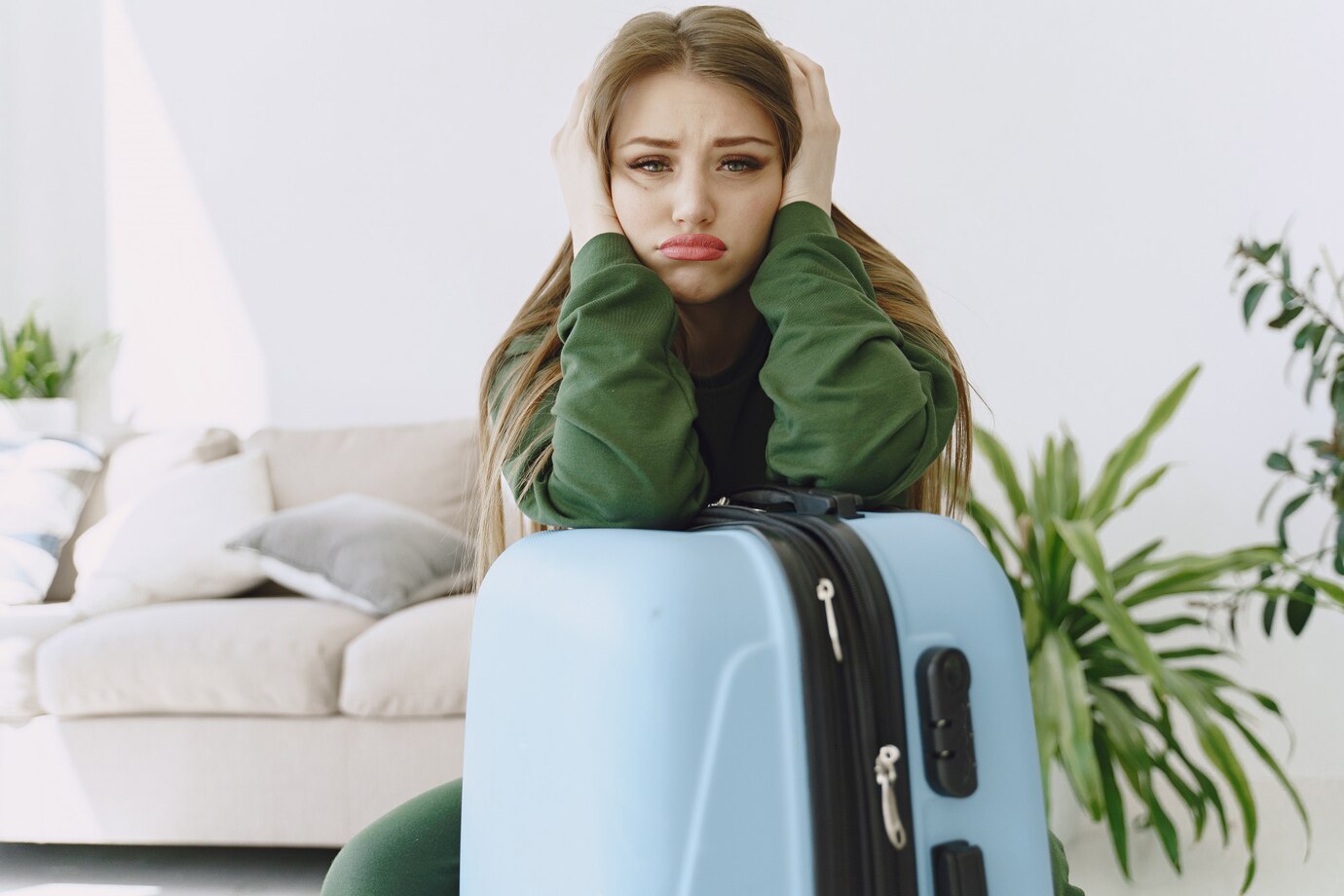 Une femme triste avec une valise | Source : Freepik