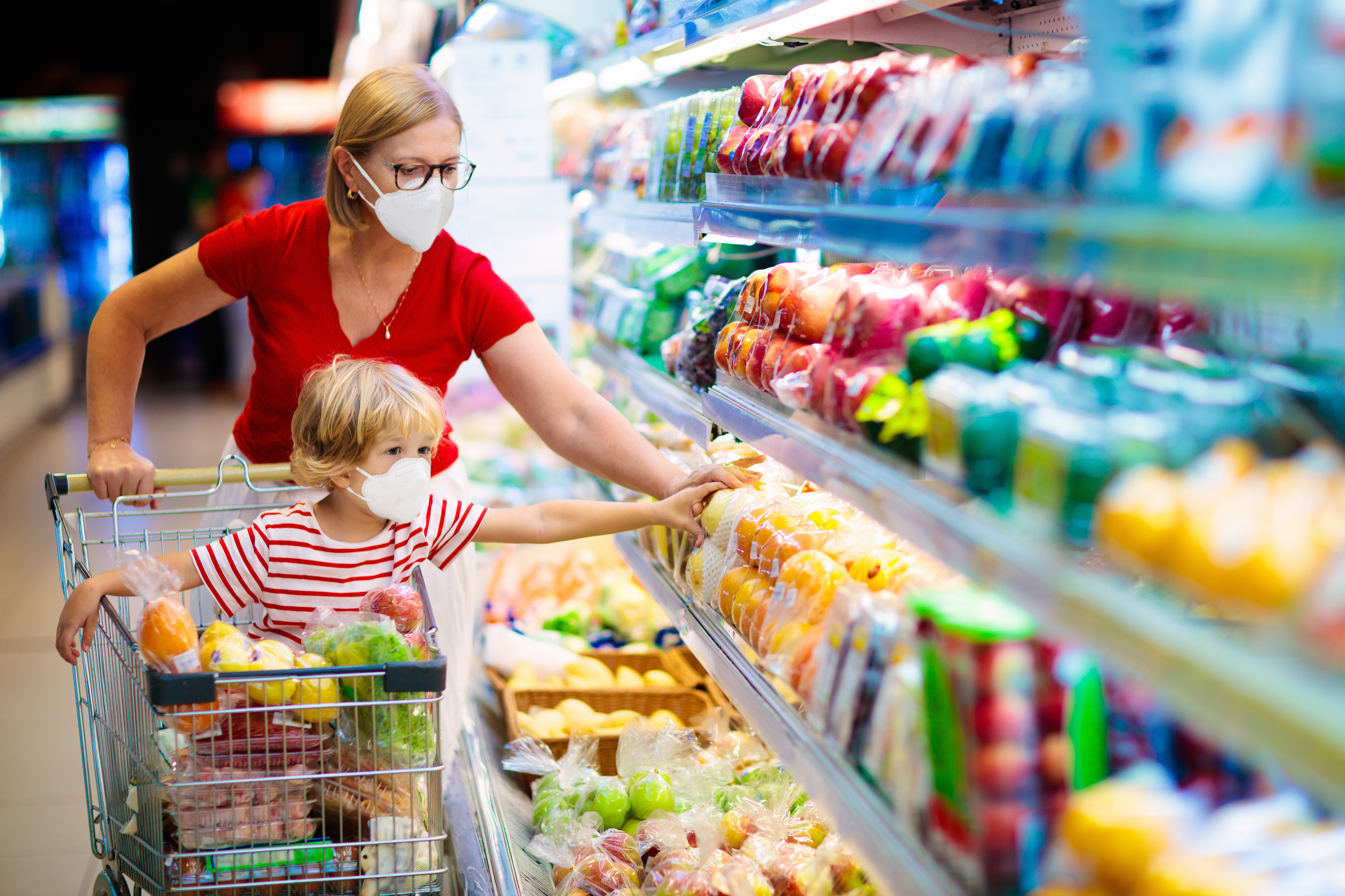 Une mère et son enfant dans une supérette | Source : Shutterstock