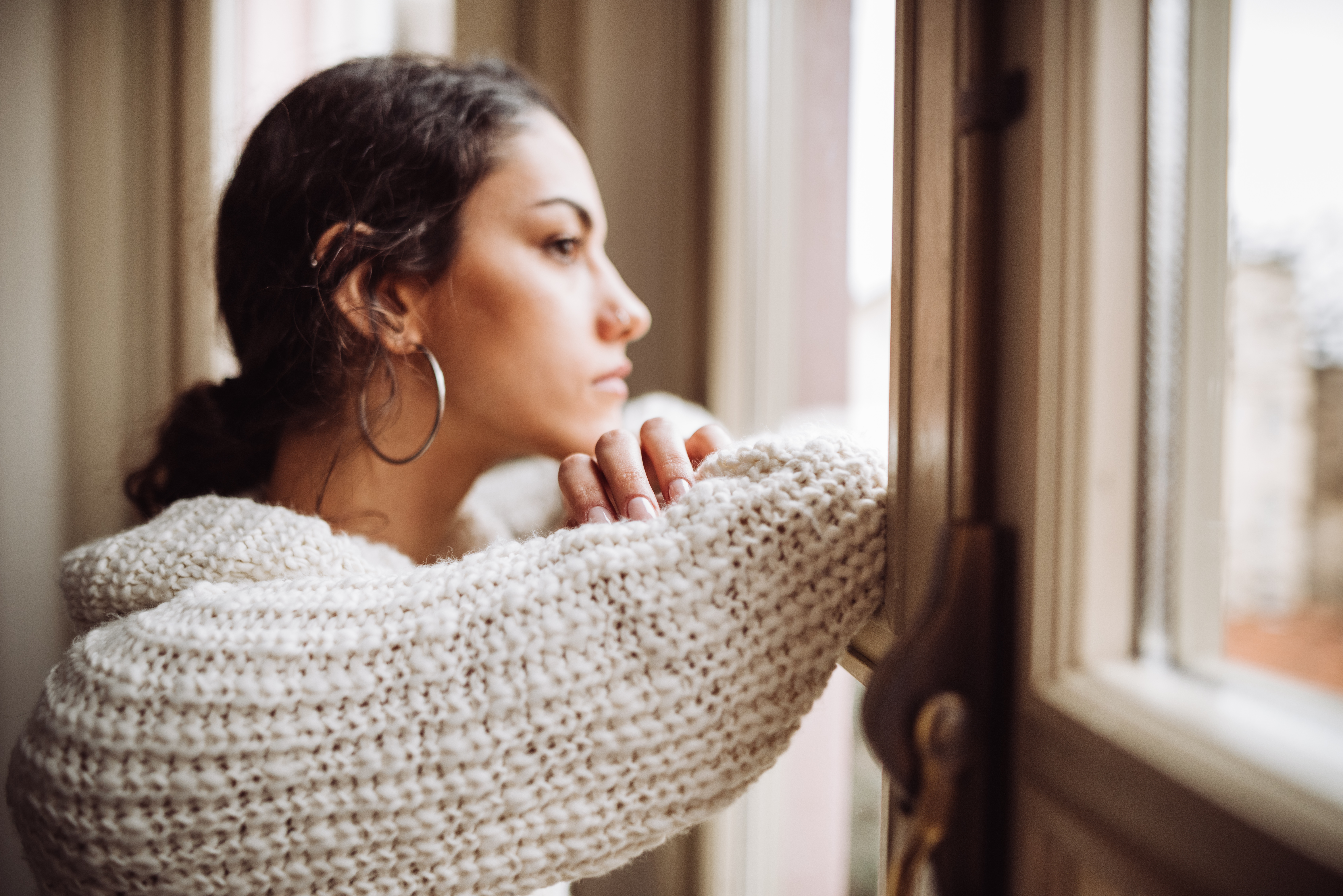 Une femme pensive devant la fenêtre | Source : Getty Images