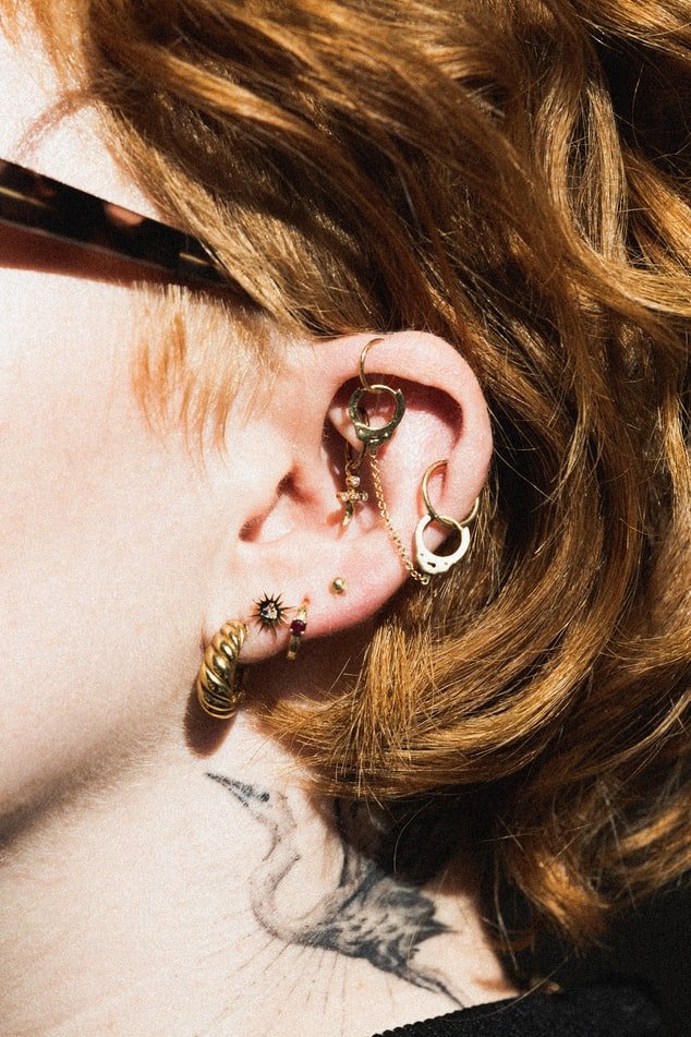 Des bijoux d'oreilles. l Source : Unsplash