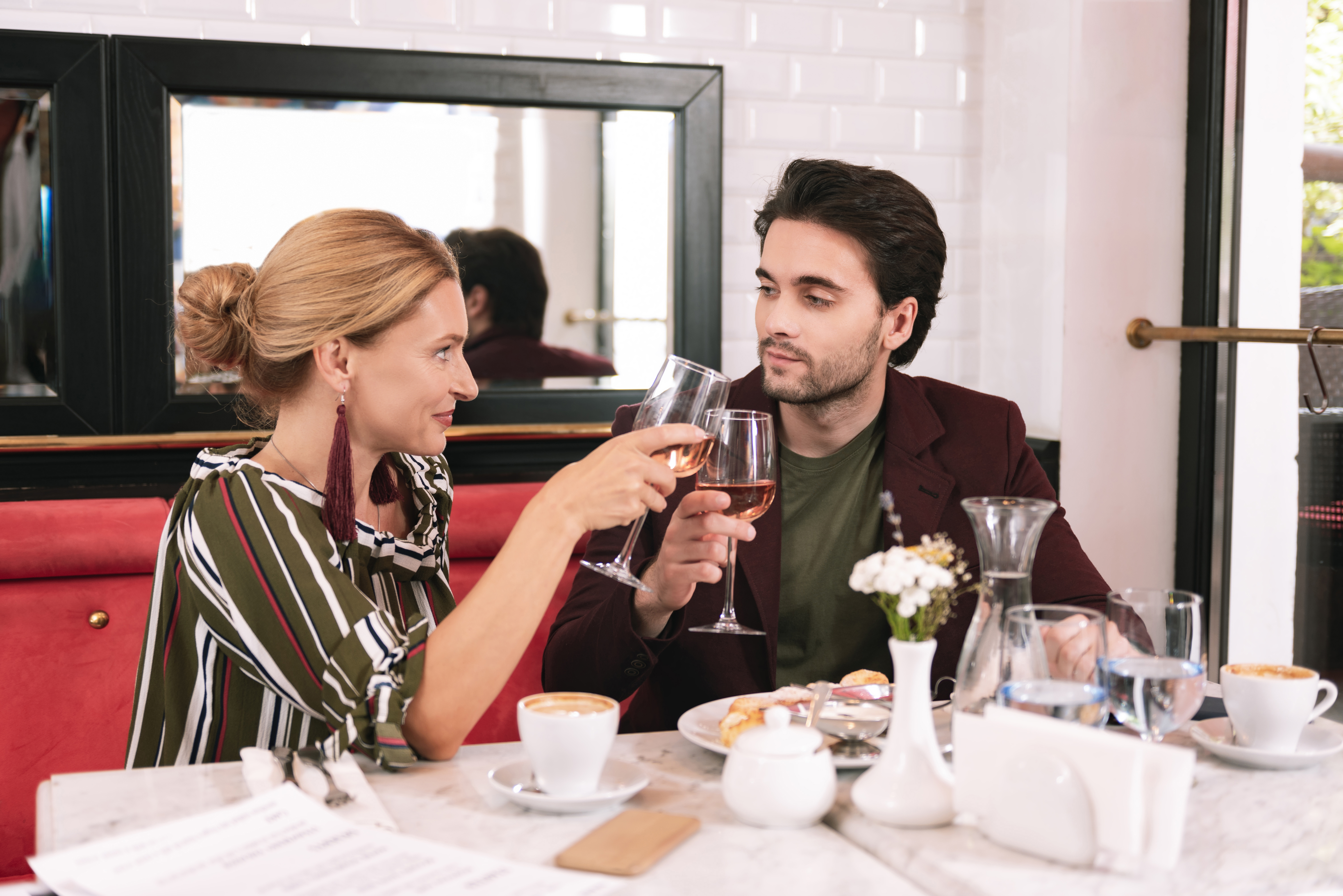 Un couple porte un toast au vin. | Source : Shutterstock