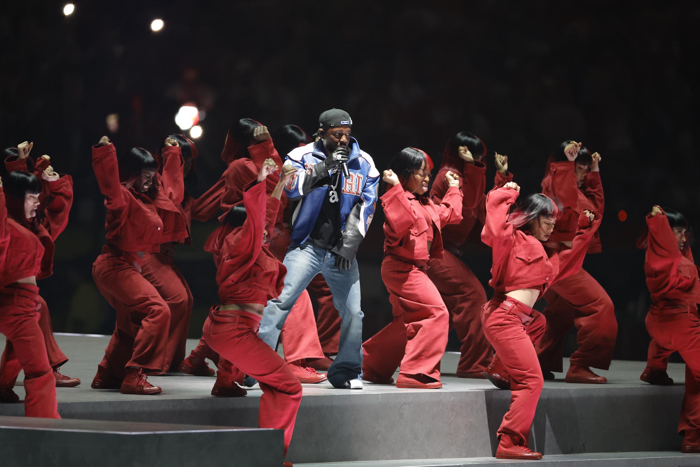 Kendrick Lamar et certaines de ses danseuses sur scène lors du spectacle de la mi-temps du Super Bowl LIX, le 9 février 2025, à la Nouvelle-Orléans, en Louisiane. | Source : Getty Images