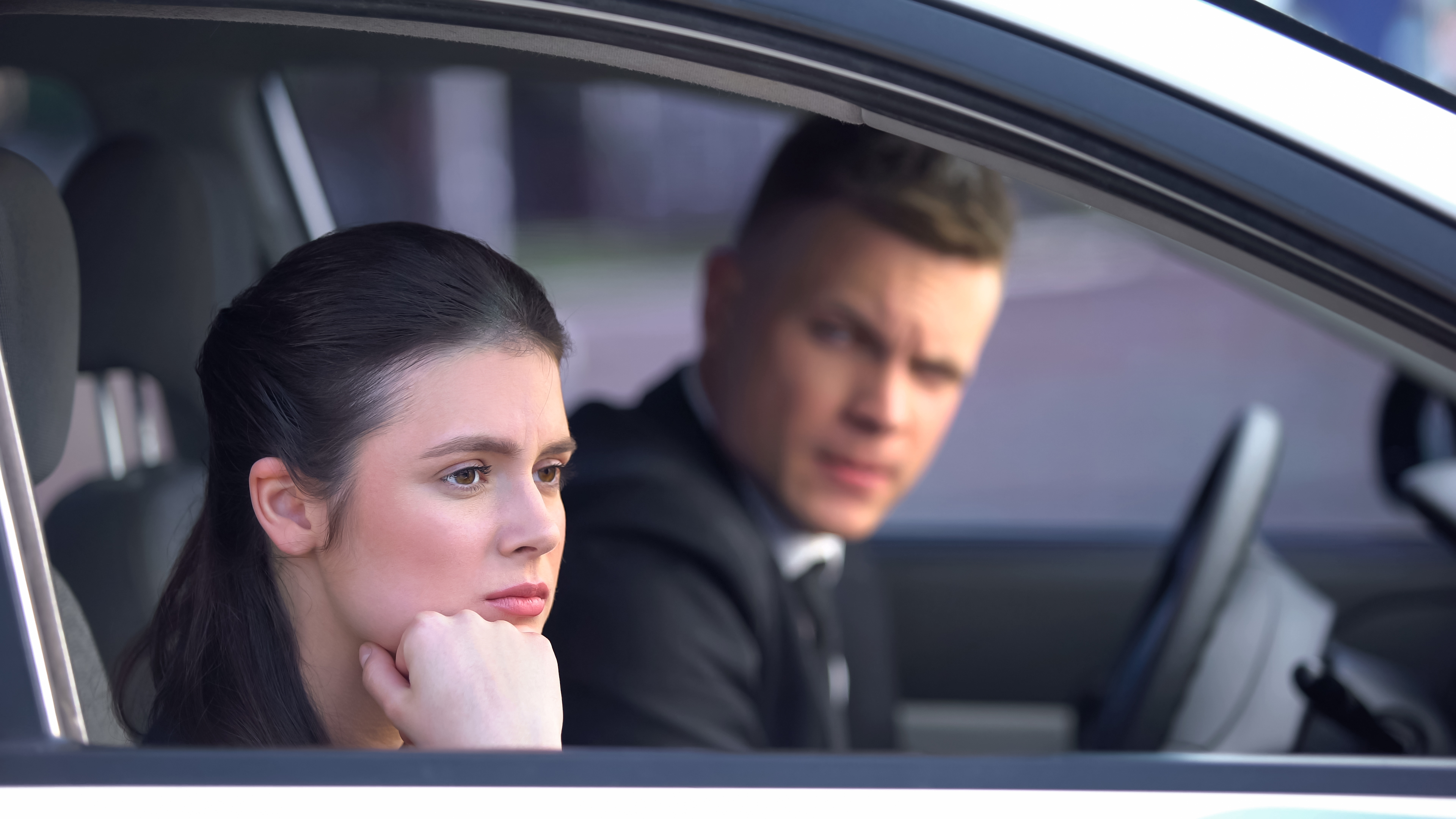 Mujer triste en un Automóvil | Fuente: Shutterstock