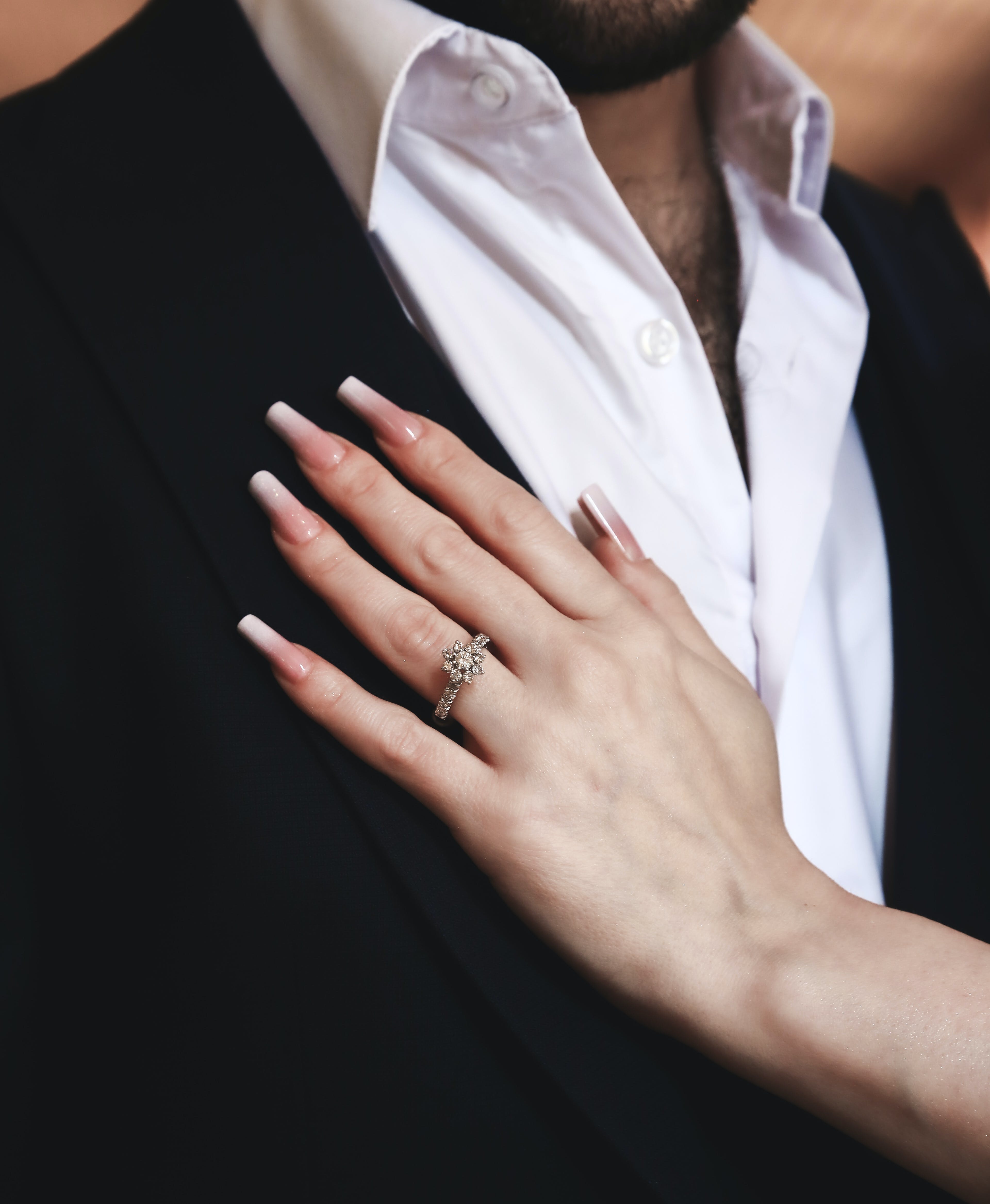 Une femme posant sa main sur la poitrine d'un homme | Source : Pexels