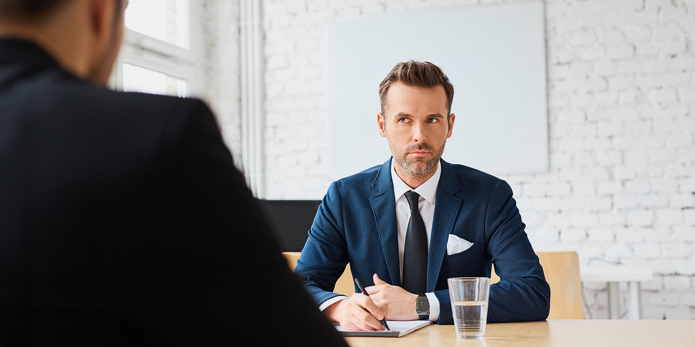Un homme qui passe un entretien d'embauche | Source : Shutterstock