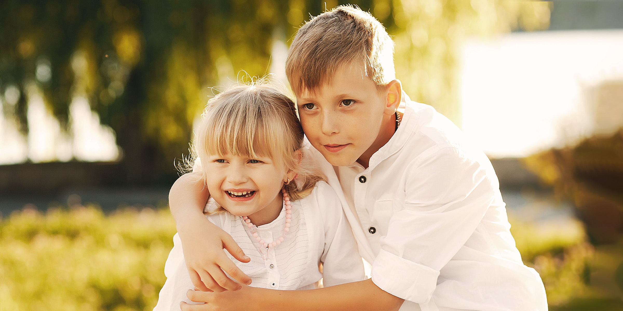 Une fille debout avec son frère | Source : Freepik