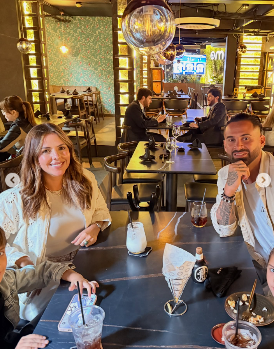 Après la fête d'anniversaire, la famille s'est retrouvée pour dîner ensemble au restaurant, où ils ont savouré un bon repas et bu quelques verres. Cette sortie fait partie des derniers moments en famille que Trejo a choisi de partager sur Instagram. | Source : Instagram/lucastrejo_lt
