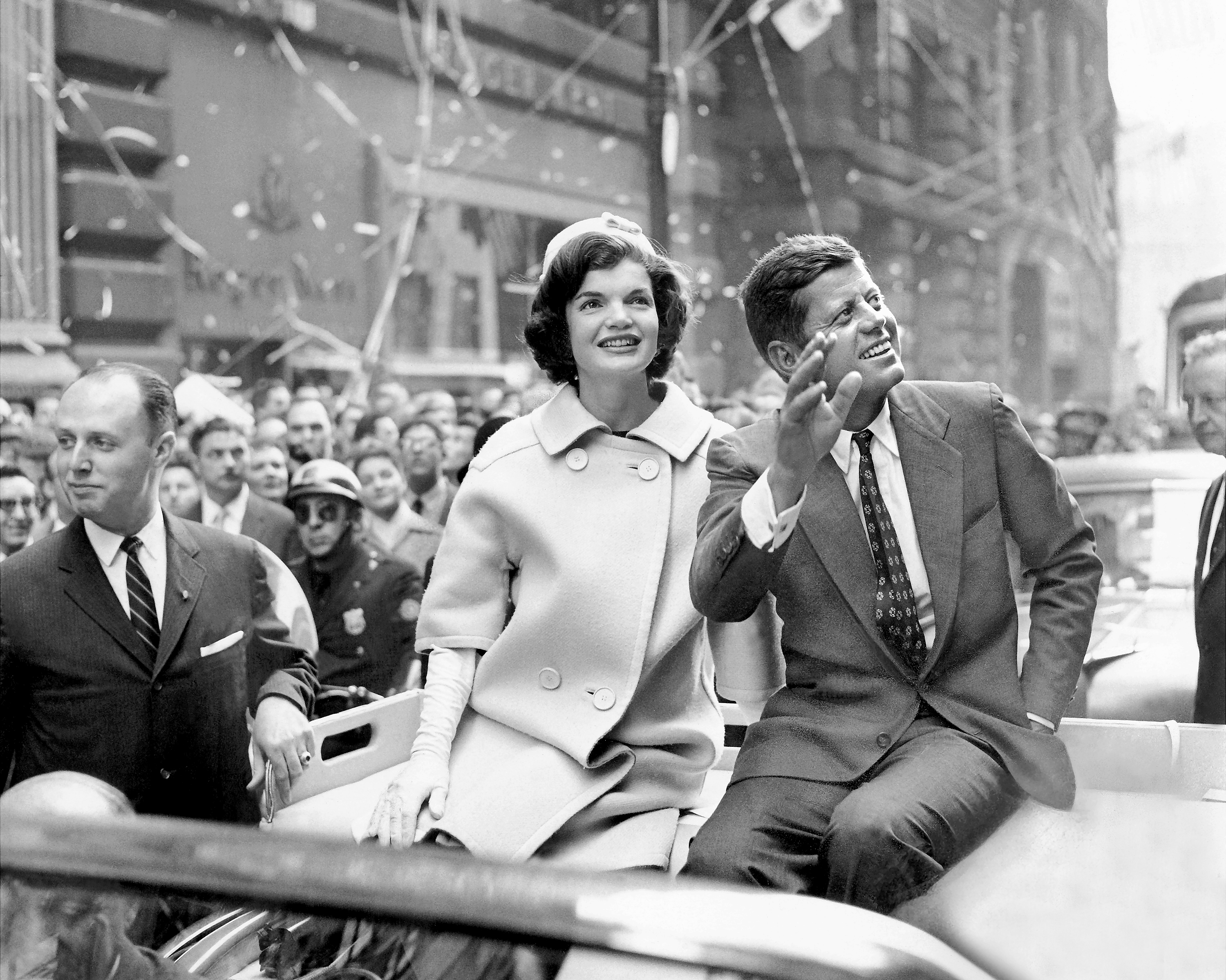 Jacqueline et John F. Kennedy lors d'un défilé en 1960. | Source : Getty Images