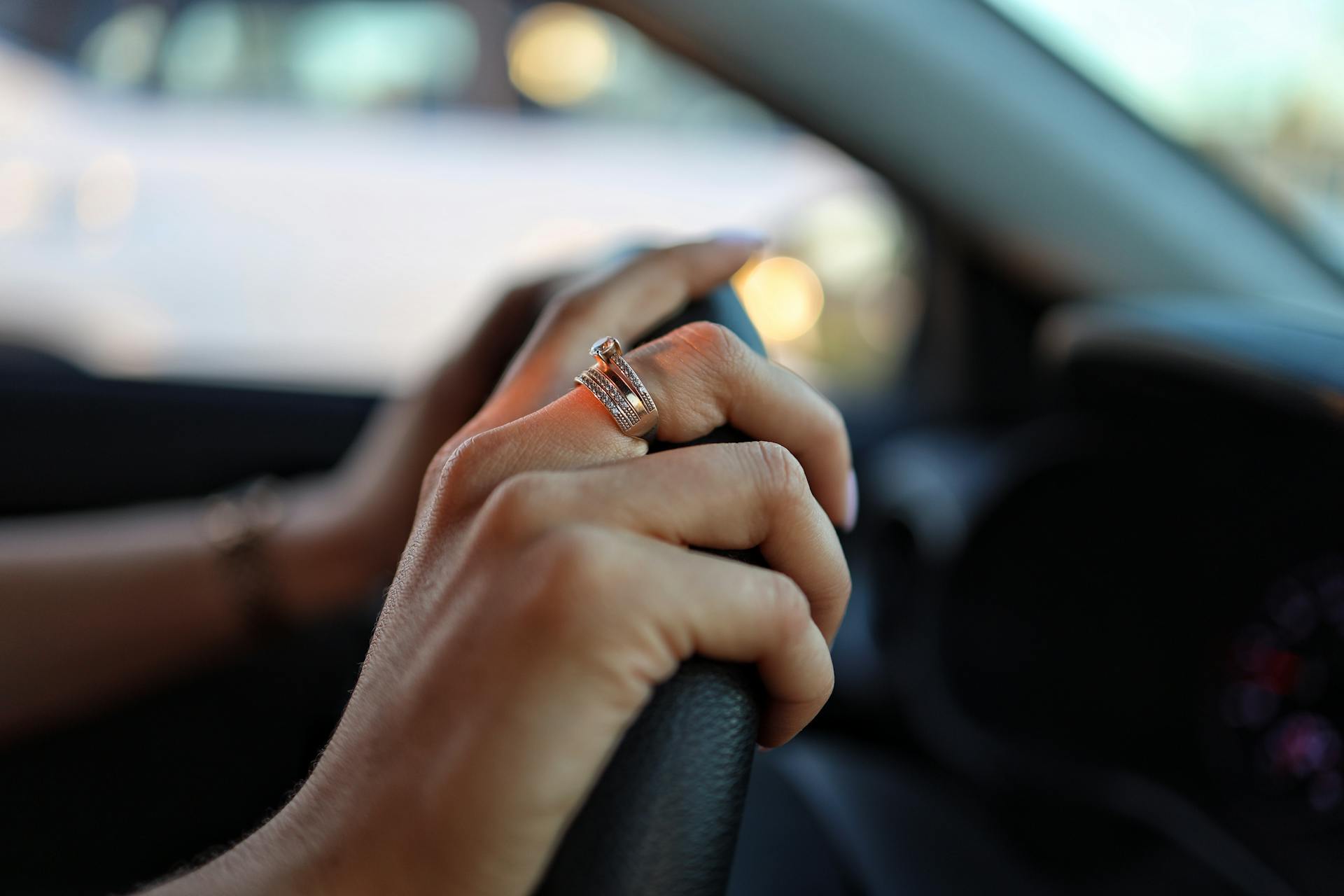 Une femme tenant un volant | Source : Pexels