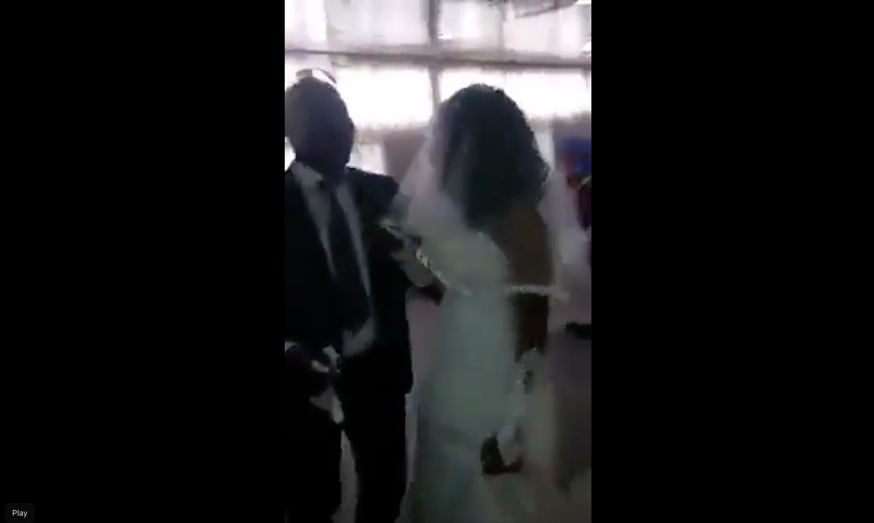 L'intruse se dispute avec le marié devant la mariée. | Source : Facebook.com/Maguqa