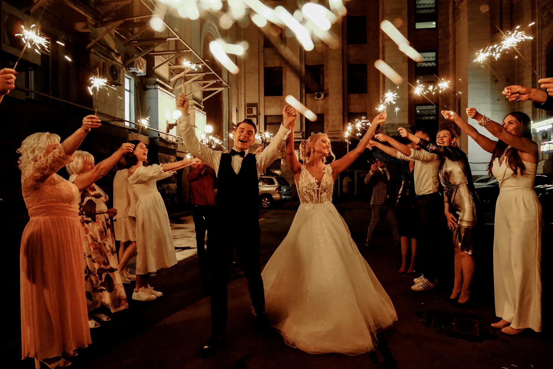 Un couple heureux célébrant son mariage avec ses amis et sa famille | Source : Pexels