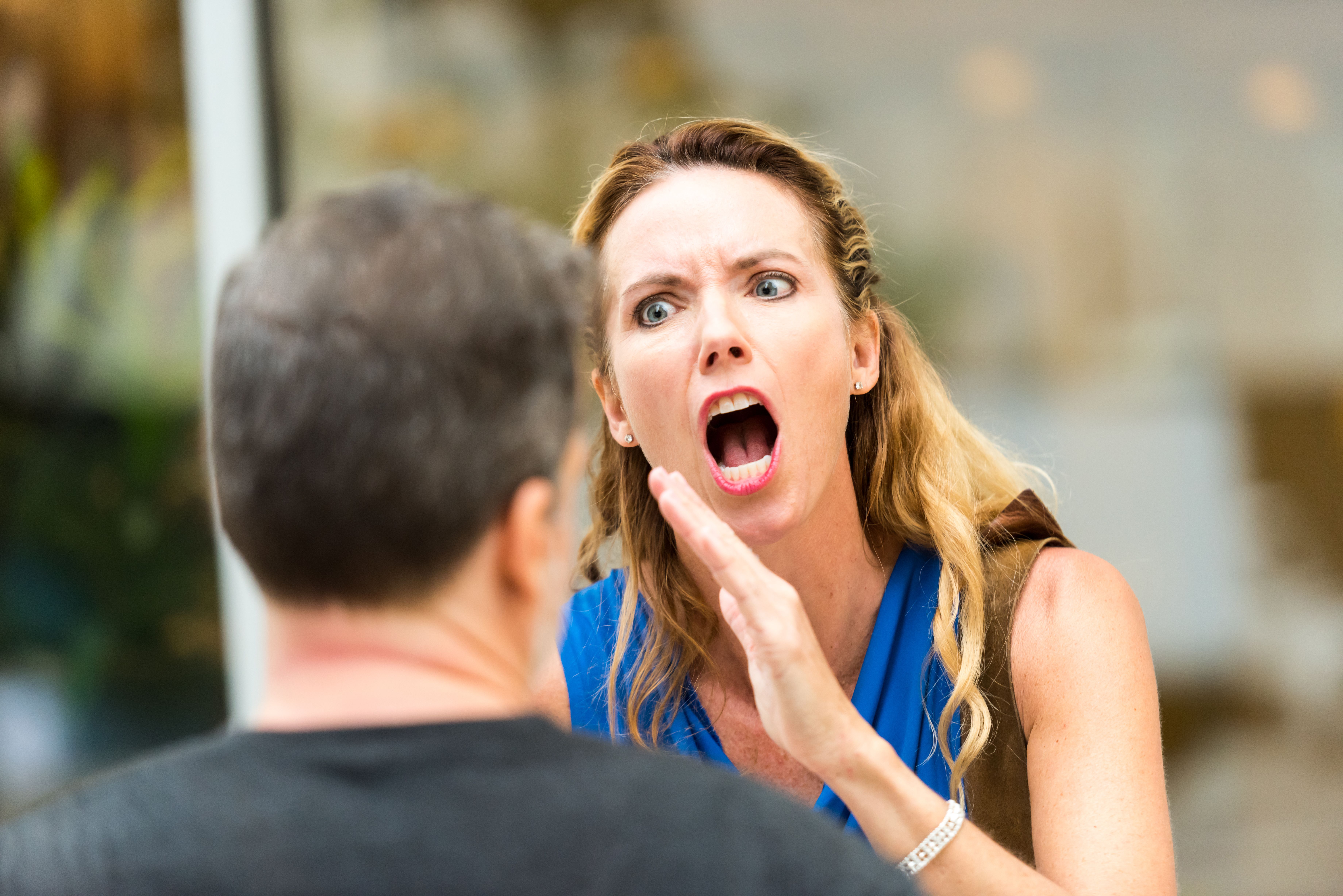 Une femme qui crie sur un homme. | Source : Getty Images