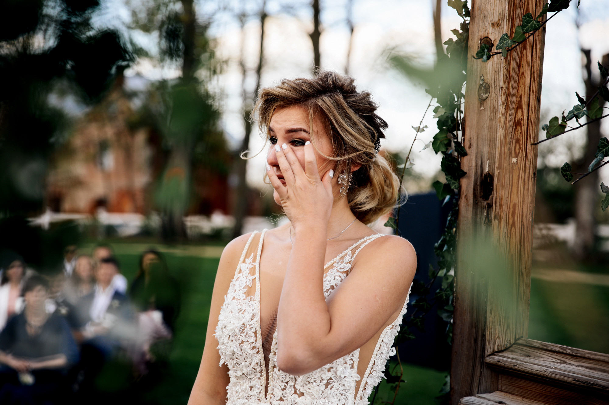 Une mariée bouleversée essuie ses larmes en pleurant le jour de son mariage | Source : Freepik