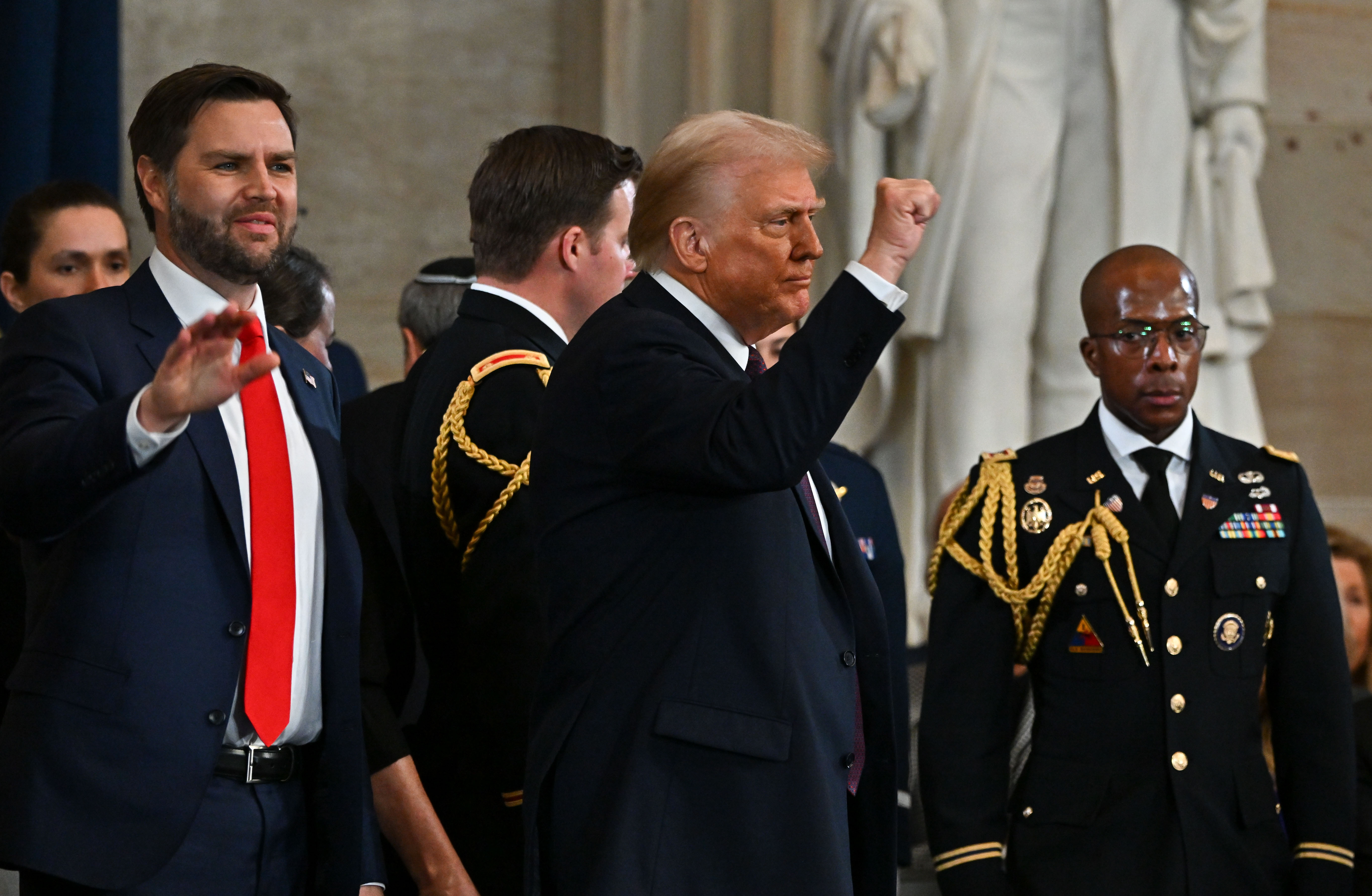 Le président nouvellement assermenté Donald Trump et le vice-président JD Vance réagissent à la fin de la 60e cérémonie d'investiture, le 20 janvier 2025 | Source : Getty Images