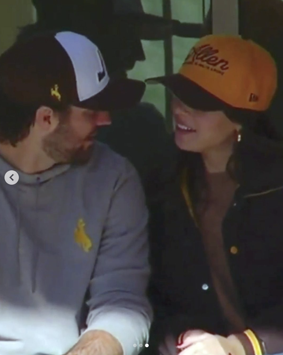 Hailee Steinfeld et Josh Allen partagent un moment tendre lors de la cérémonie de retrait du maillot de Josh Allen, le 22 novembre 2025 | Source : instagram/pagesix