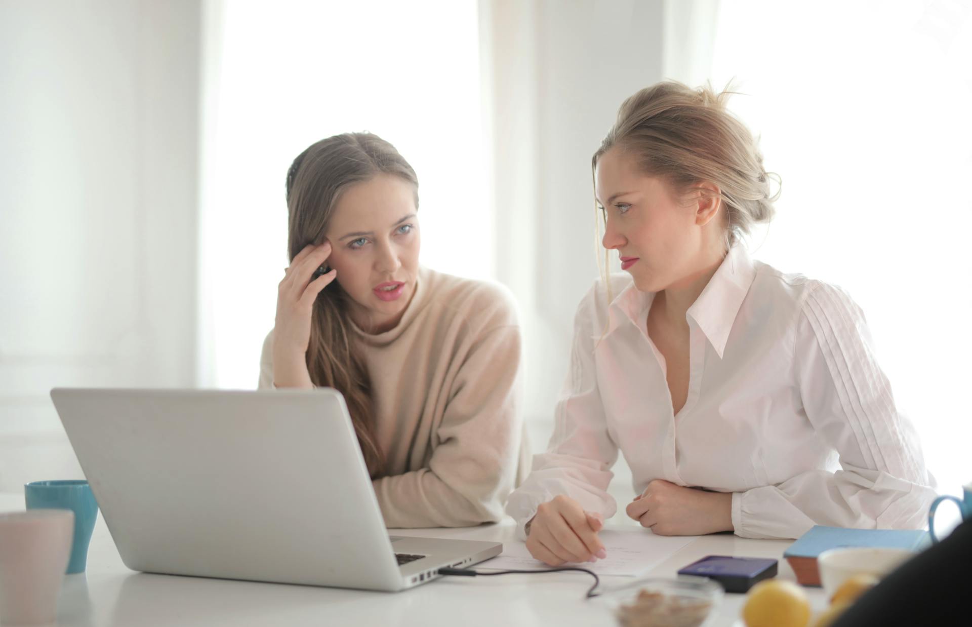 Deux femmes discutent sur un lieu de travail | Source : Pexels