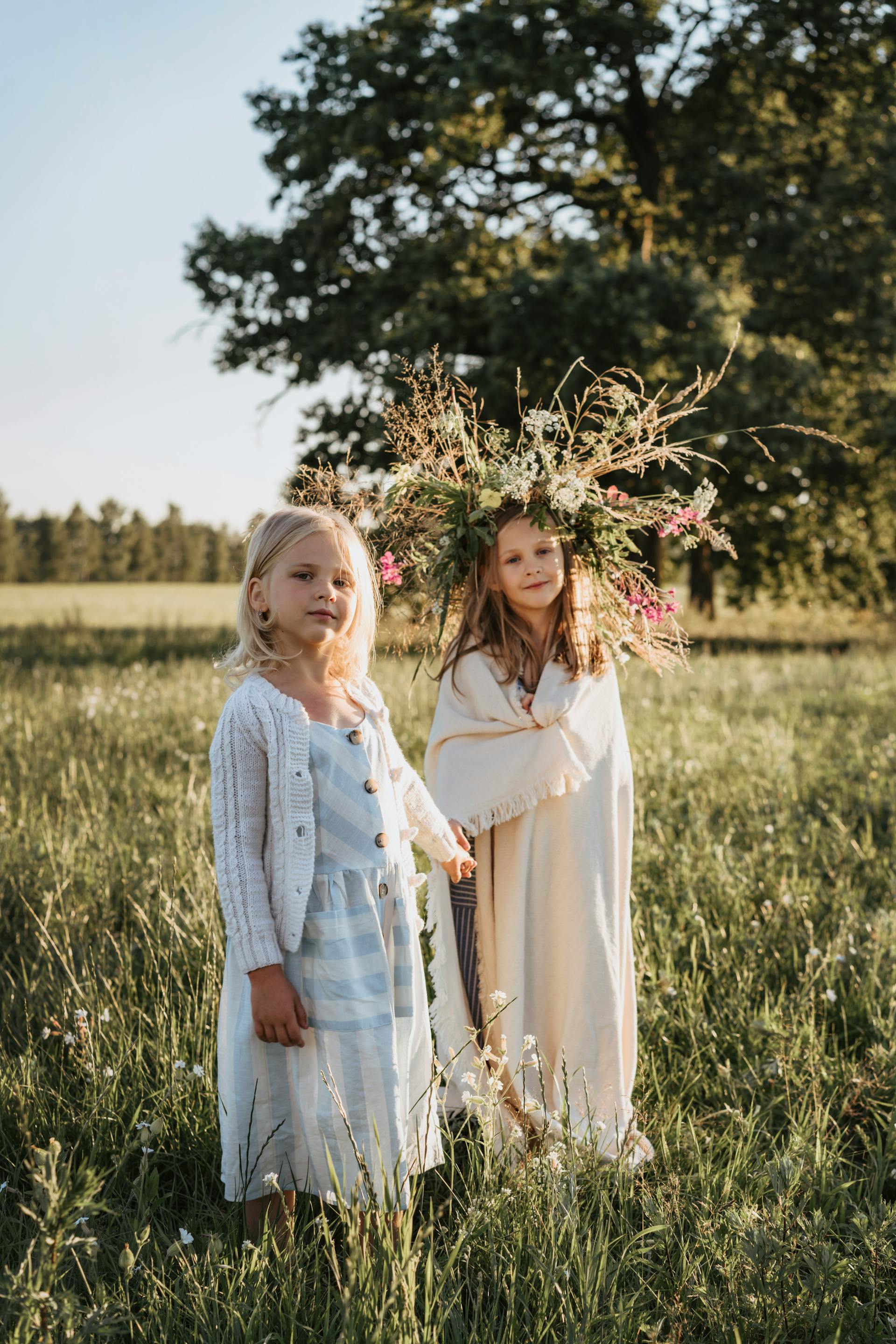 Deux petites filles à l'extérieur | Source : Pexels