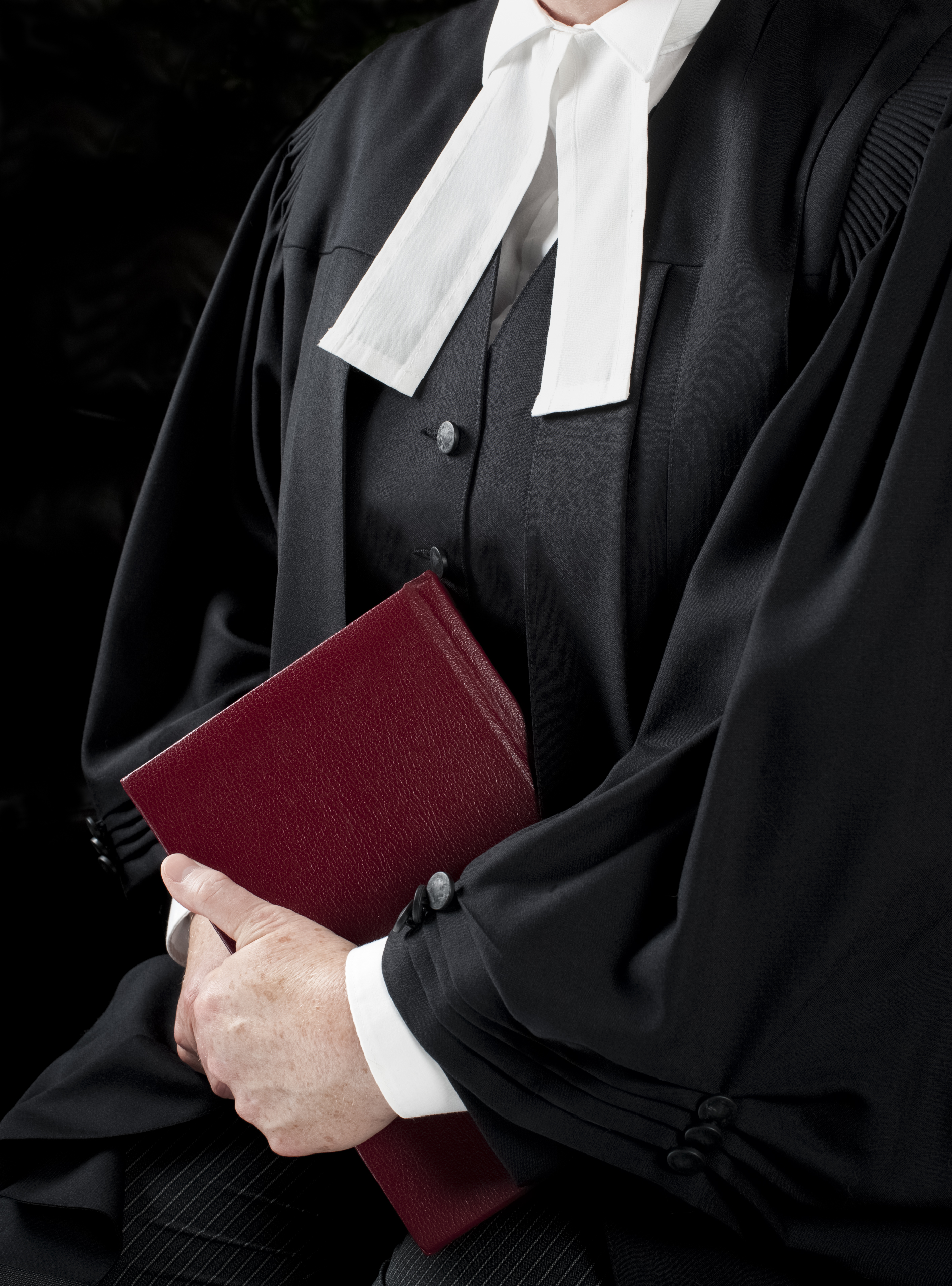Un avocat tenant un livre I Photo d'illustration I Source : Getty Images