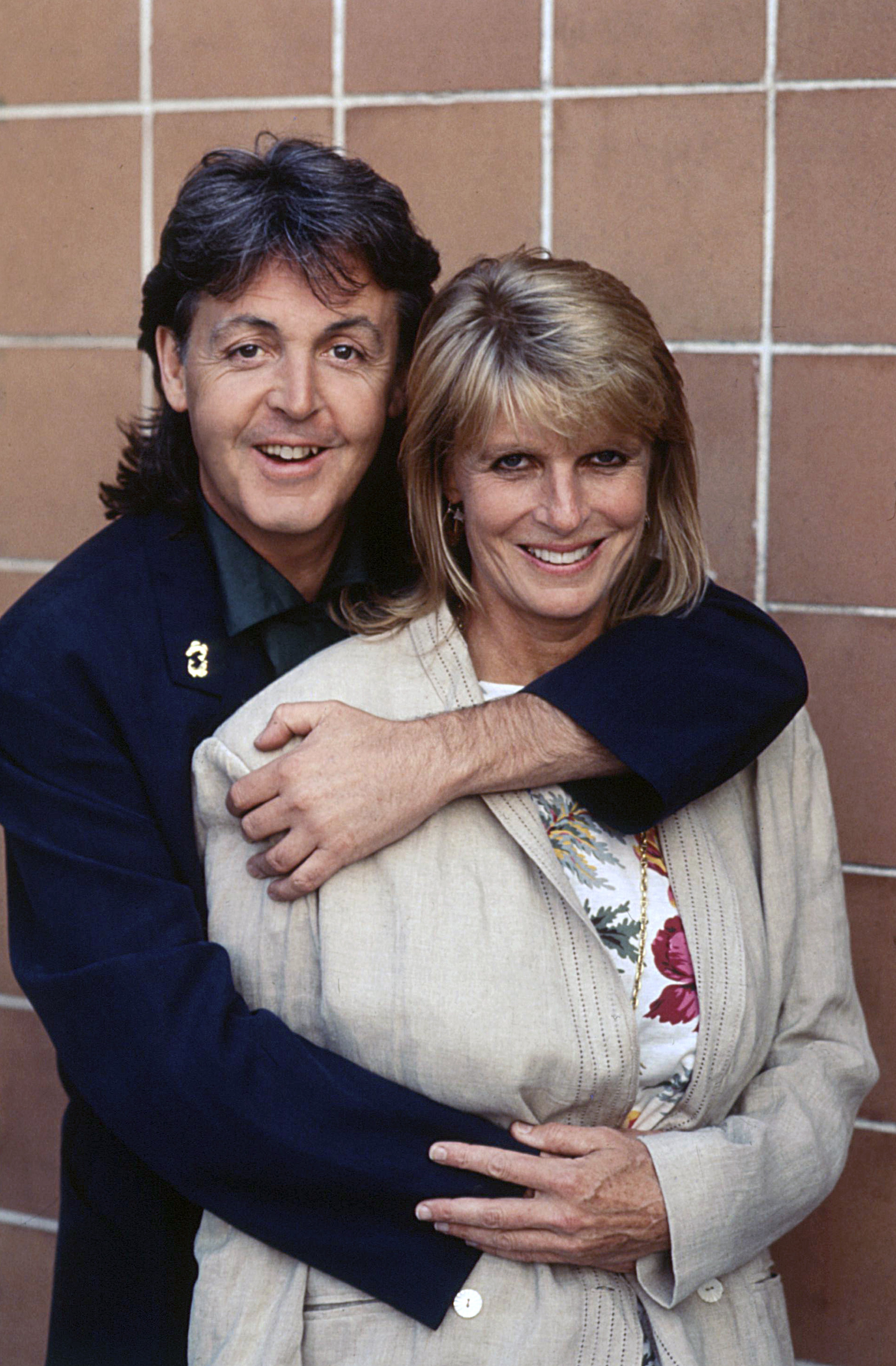 Paul McCartney embrassant son ex-femme Linda Eastman en 1989 | Source : Getty Images