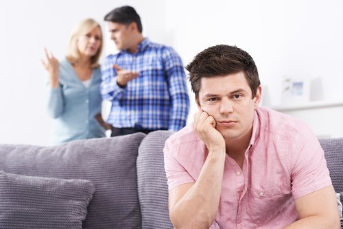 Des parents frustrés que leur fils vive à la maison. | Source : Shutterstock.