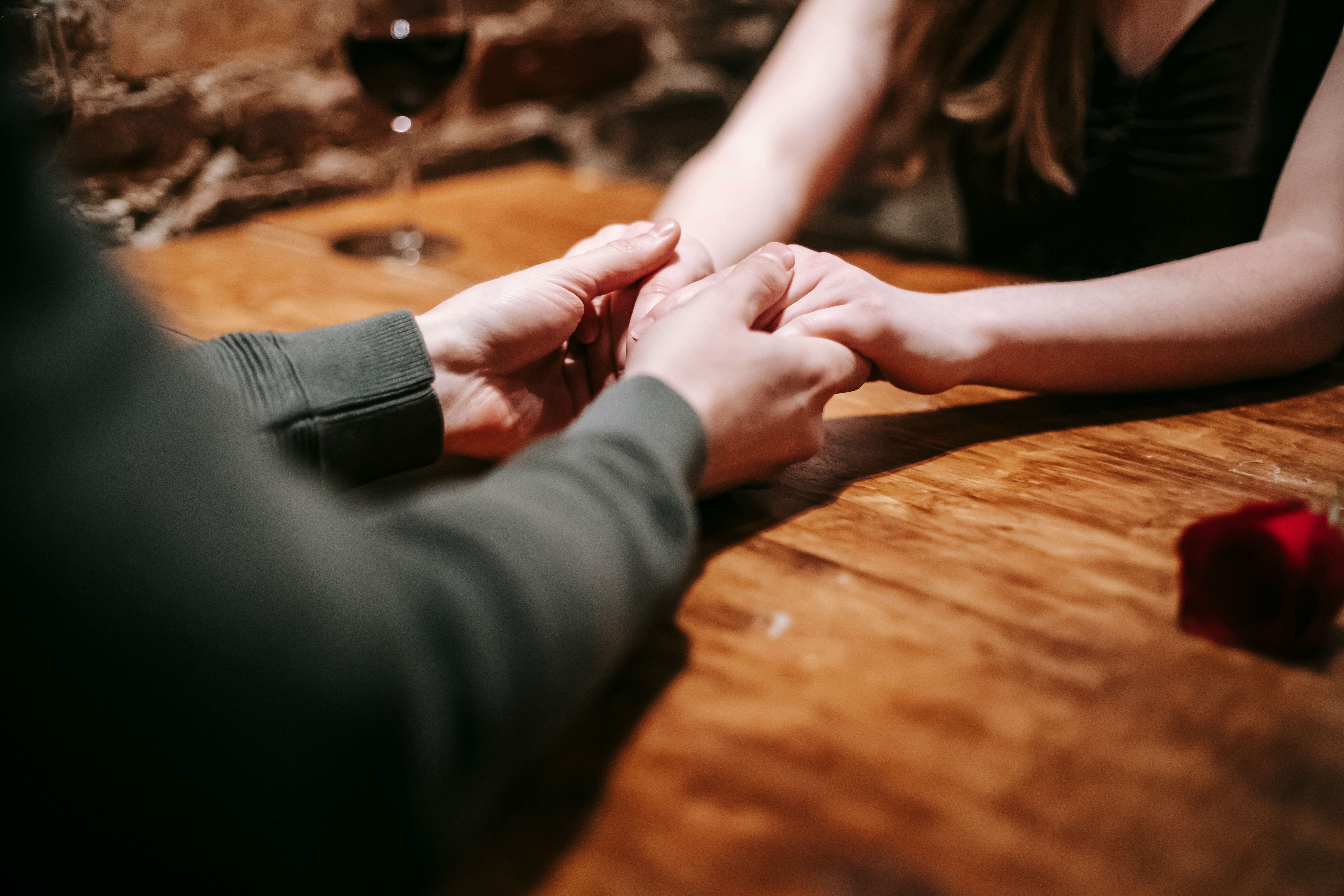 Un couple qui se tient la main | Source : Pexels