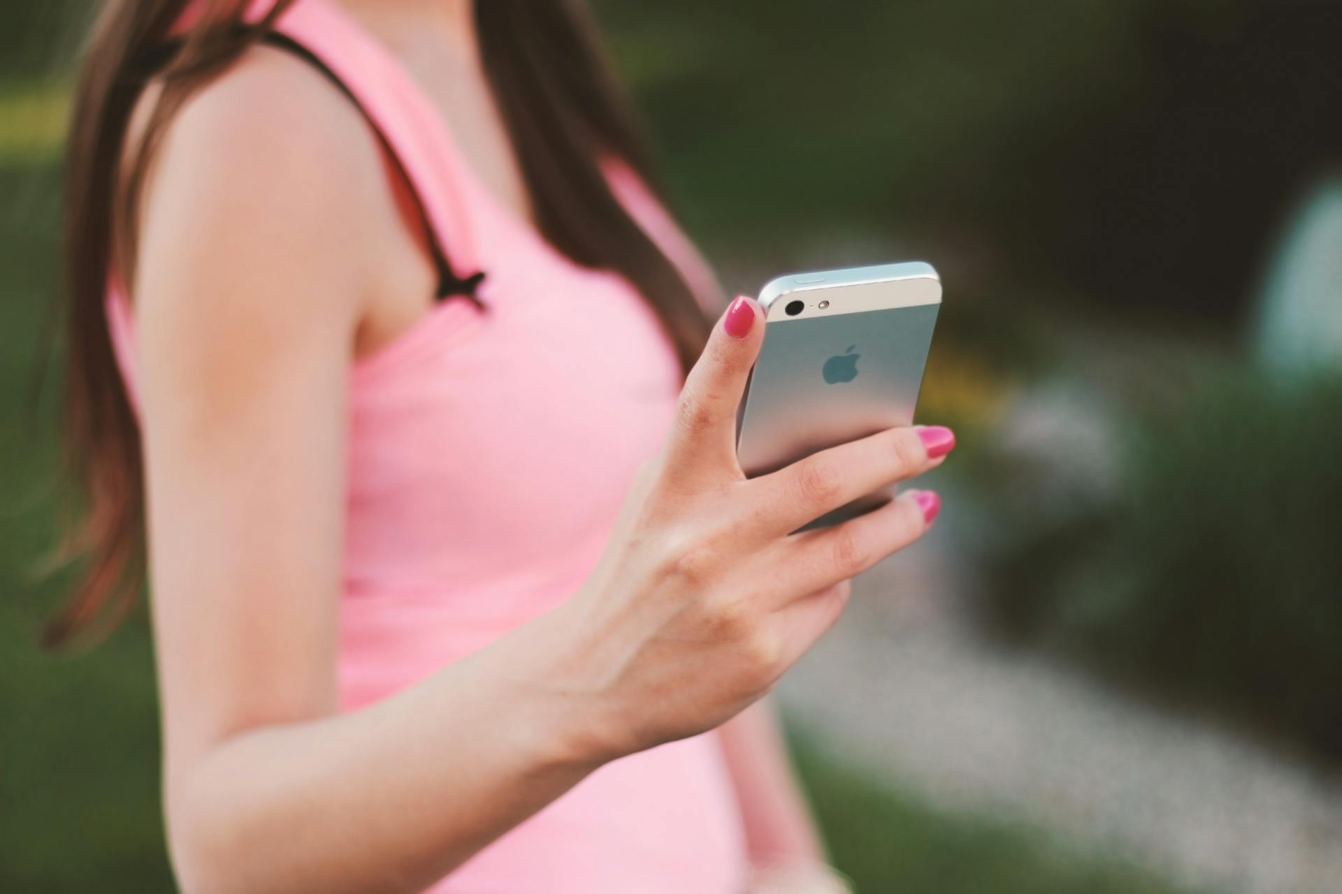 Une jeune femme tenant son téléphone | Source : Pexels