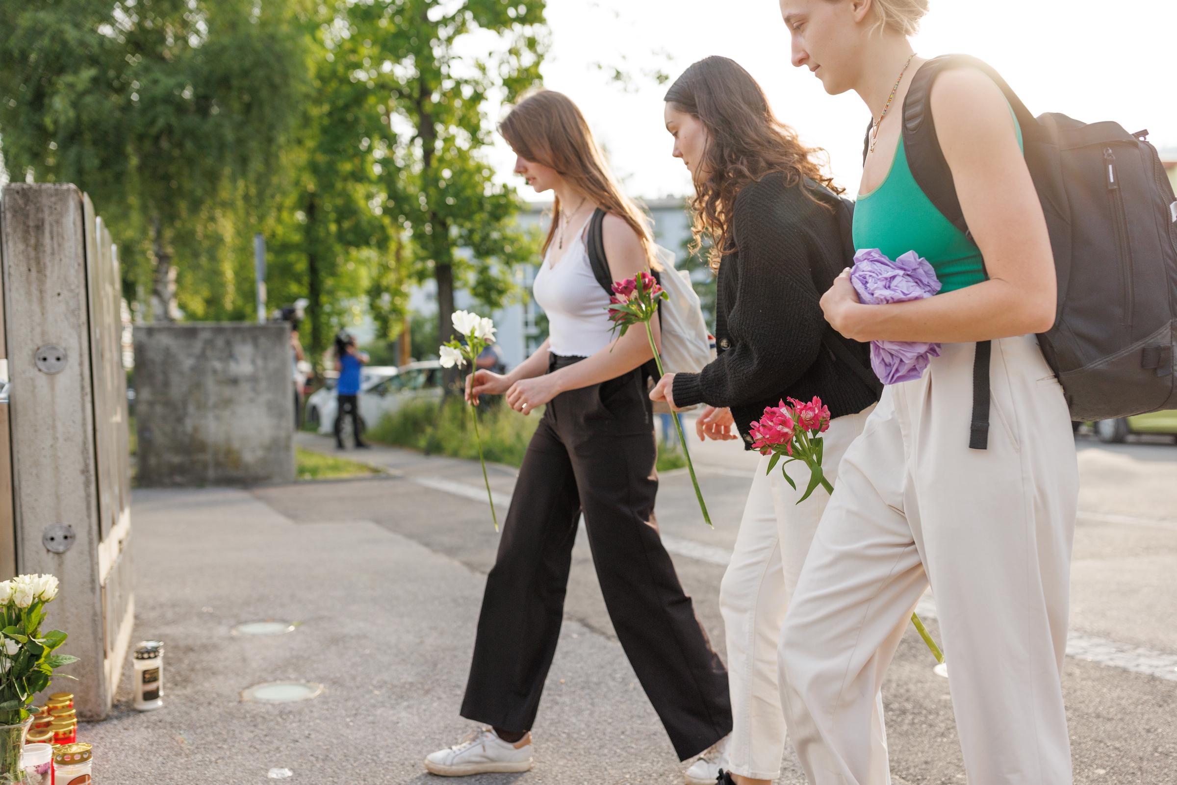 Des personnes déposent des fleurs dans une école où une fusillade a eu lieu le 10 juin 2025 à Graz, en Autriche. Le ministère de l'intérieur autrichien a confirmé la mort de neuf personnes, dont des enfants âgés de 14 à 18 ans, lors d'une fusillade à l'école Bundesoberstufenrealgymnasium Dreierschützengasse. Le tireur serait parmi les morts I Source : Getty Images