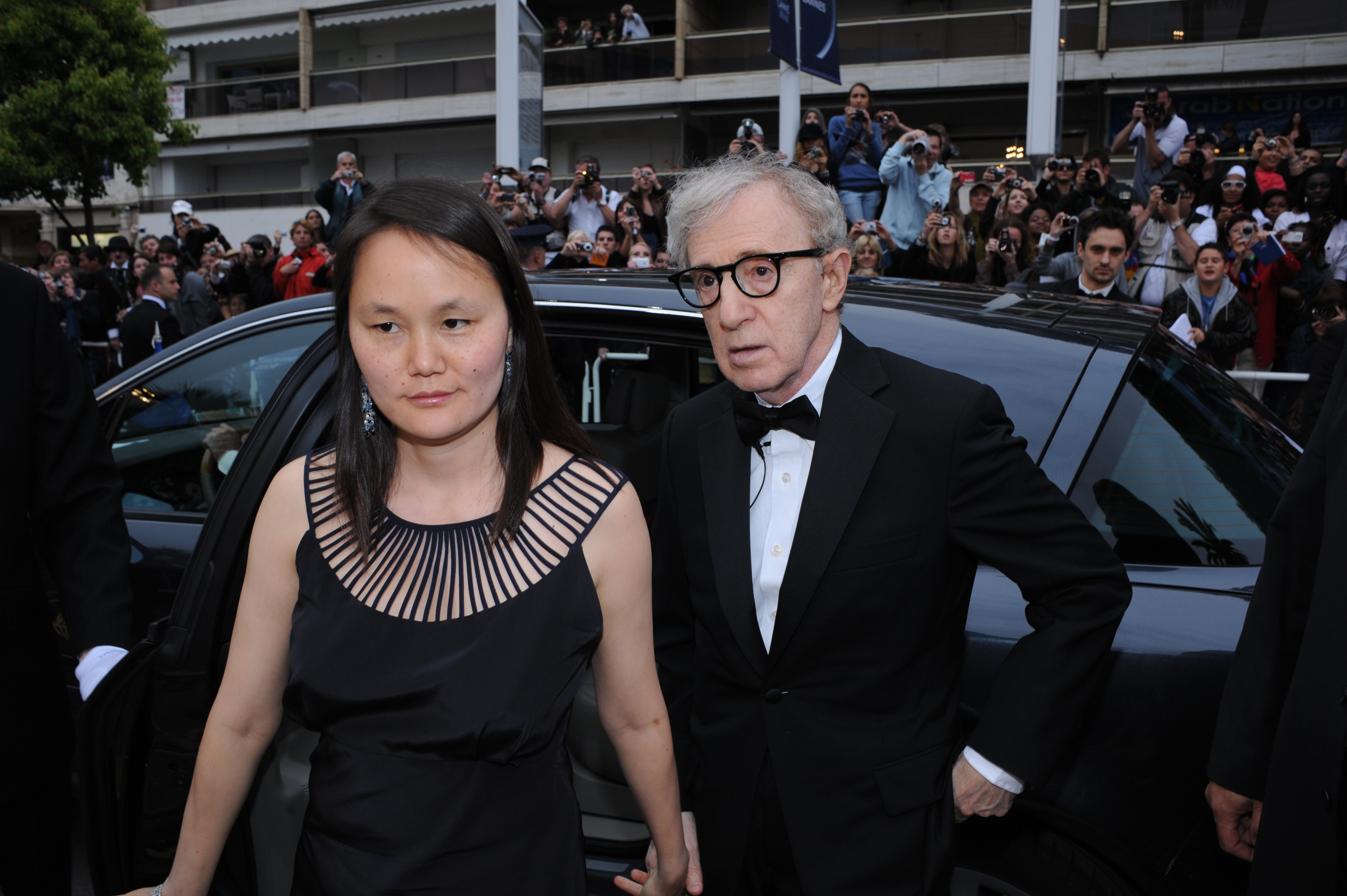 Le réalisateur Woody Allen et sa femme Soon-Yi Previn assistent à la première de "Vous allez rencontrer un bel et sombre inconnu" au Palais des Festivals lors du 63ème Festival de Cannes le 15 mai 2010 à Cannes, France. | Source : Getty Images