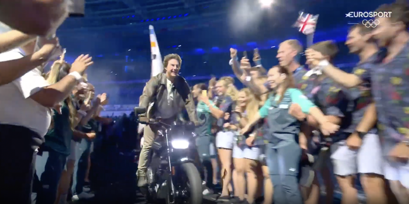 Tom Cruise quittant le stade avec le drapeau olympique, posté le 12 août 2024 | Source : YouTube/Eurosport