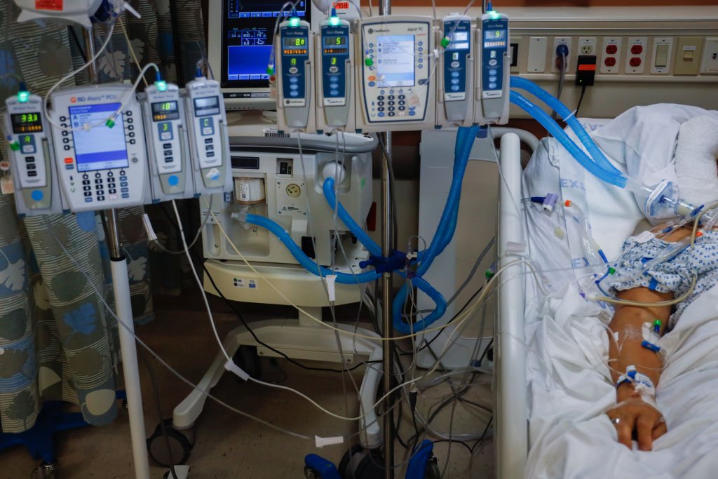 Un patient Covid-19 dans le coma. | Photo : Getty Images