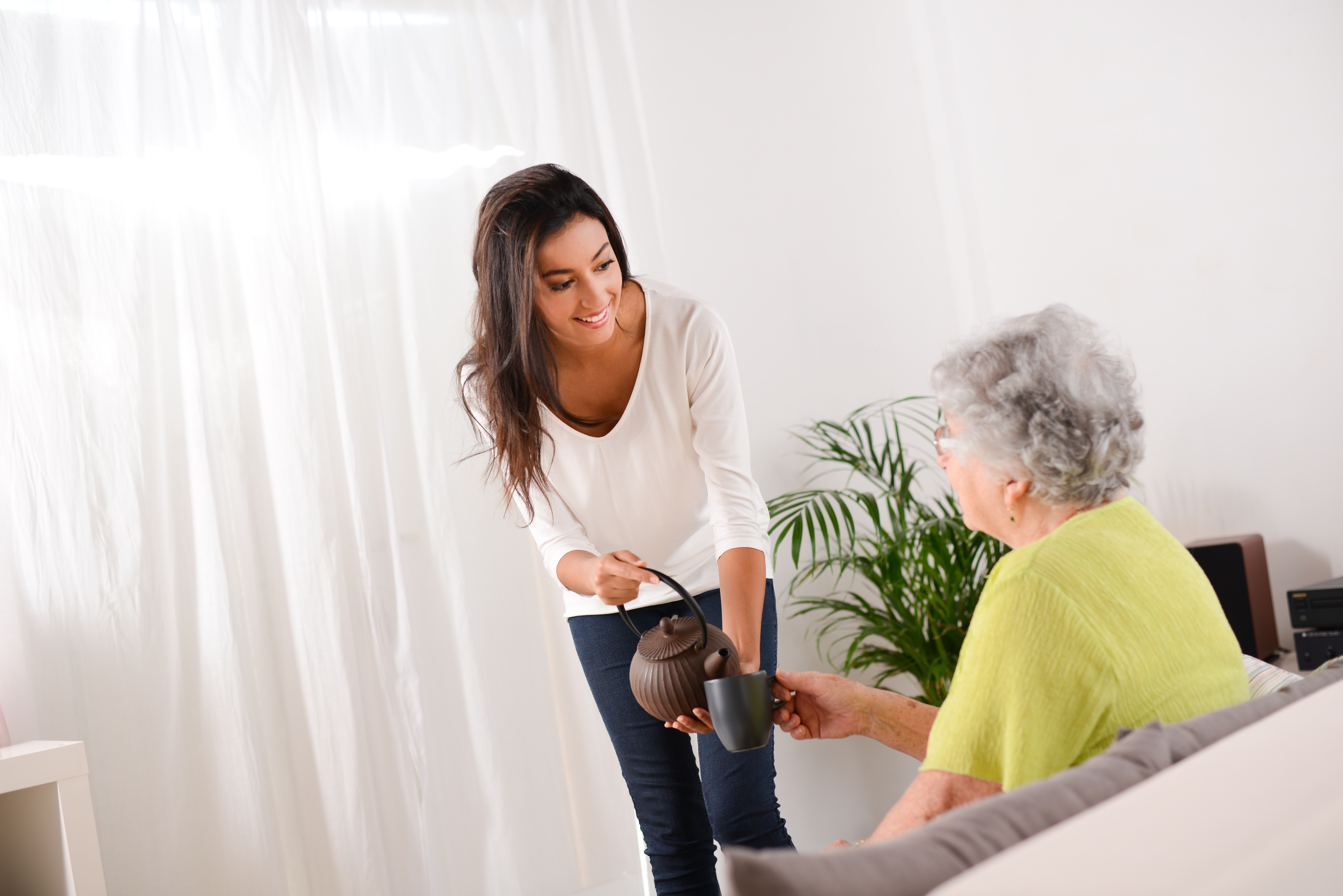 Une femme apportant du thé à une femme âgée | Source : Shutterstock