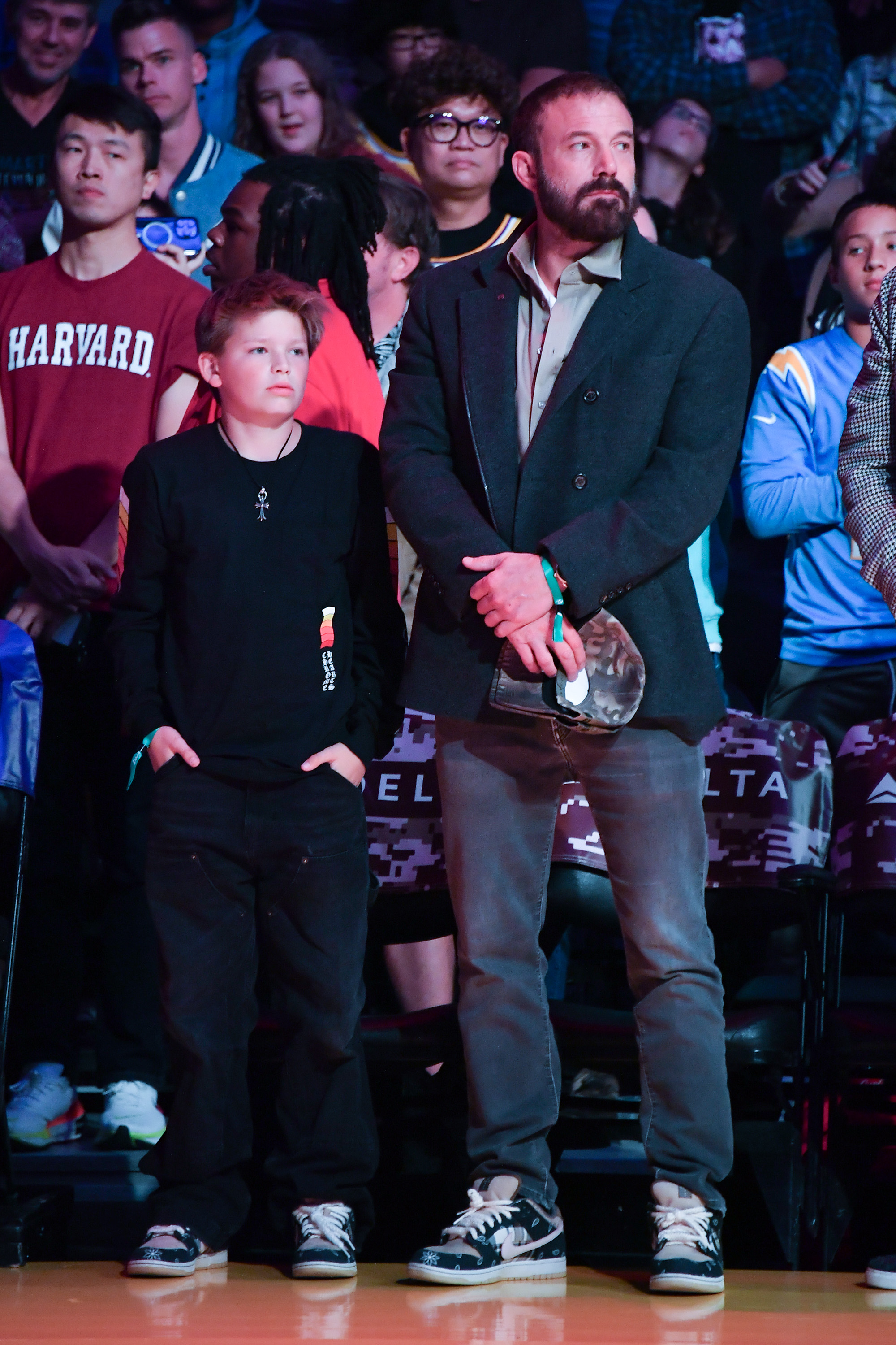 Samuel et Ben Affleck assistent à un match de basket entre les Los Angeles Lakers et les Toronto Raptors à la Crypto.com Arena de Los Angeles, en Californie, le 10 novembre 2024 | Source : Getty Images