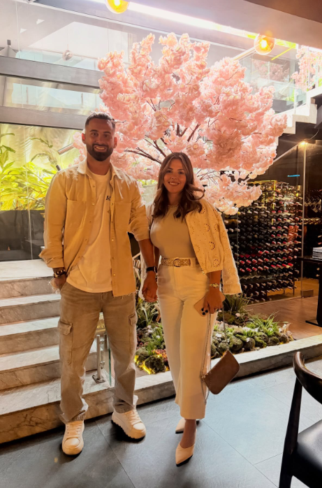 Lucas Trejo et sa femme, Yanina, posent ensemble lors de la fête d'anniversaire de cette dernière, tout sourire alors qu'ils s'apprêtent à passer la soirée en famille. Cette photo est désormais l'une des dernières images publiques de lui avec sa femme avant les tremblements de terre. | Source : Instagram/lucastrejo_lt