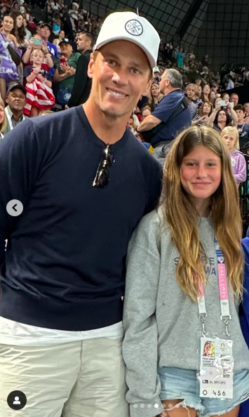 Tom et Vivian Brady posant pour une photo aux Jeux olympiques de Paris, postée le 8 août 2024 | Source : Instagram/tombrady