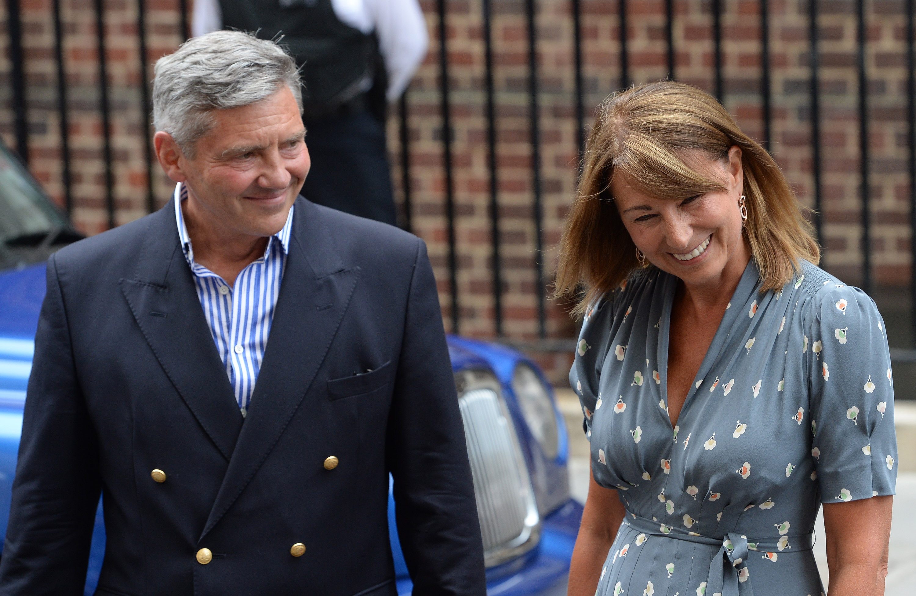 Carole Middleton et Michael Middleton arrivent pour voir Catherine, duchesse de Cambridge et le prince William, duc de Cambridge et leur fils nouveau-né à l'aile Lindo de l'hôpital St Mary à Londres, en Angleterre, le 23 juillet 2013. | Source : Getty Images