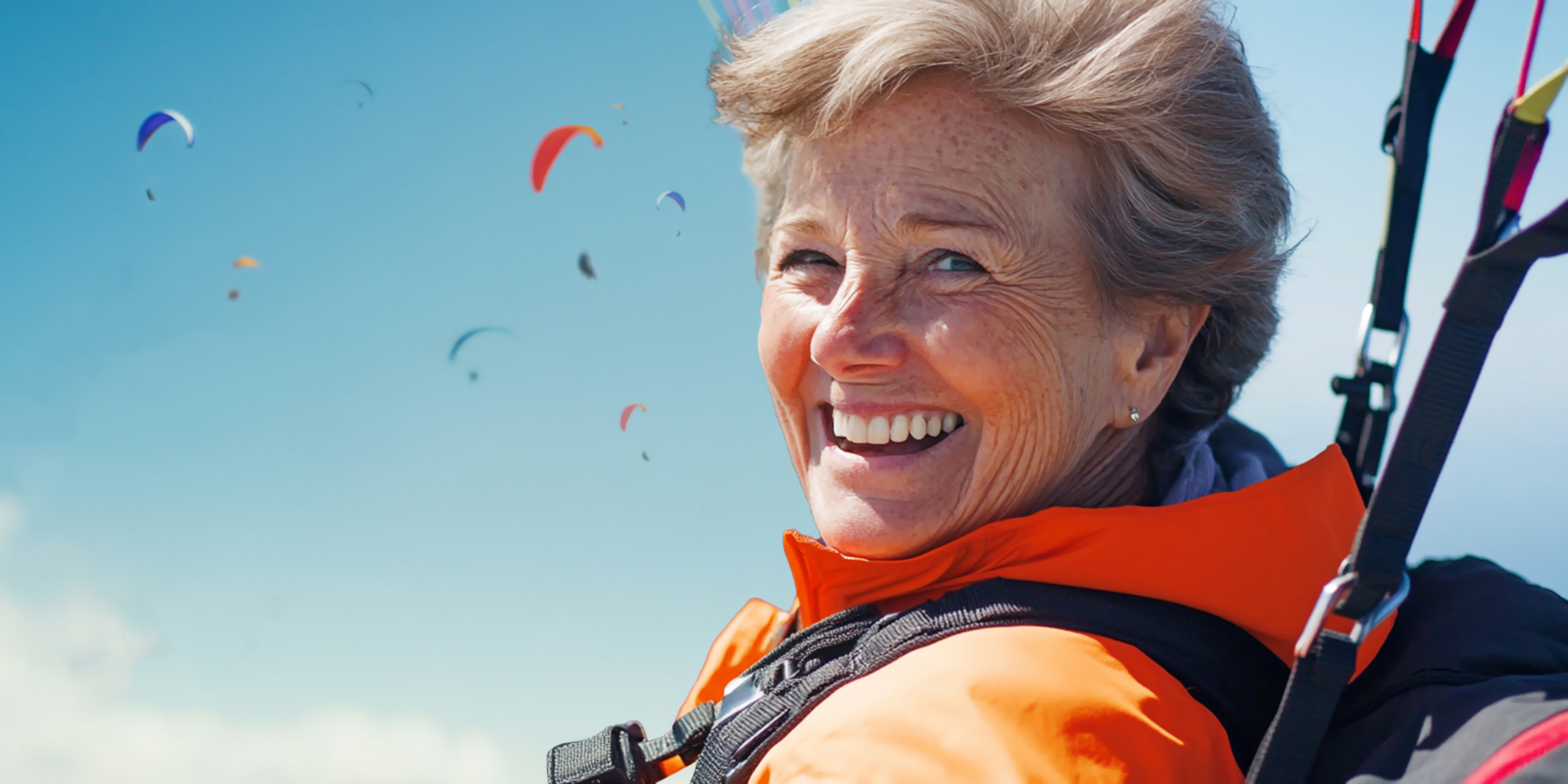 Une femme âgée heureuse fait du parapente | Source : Midjourney