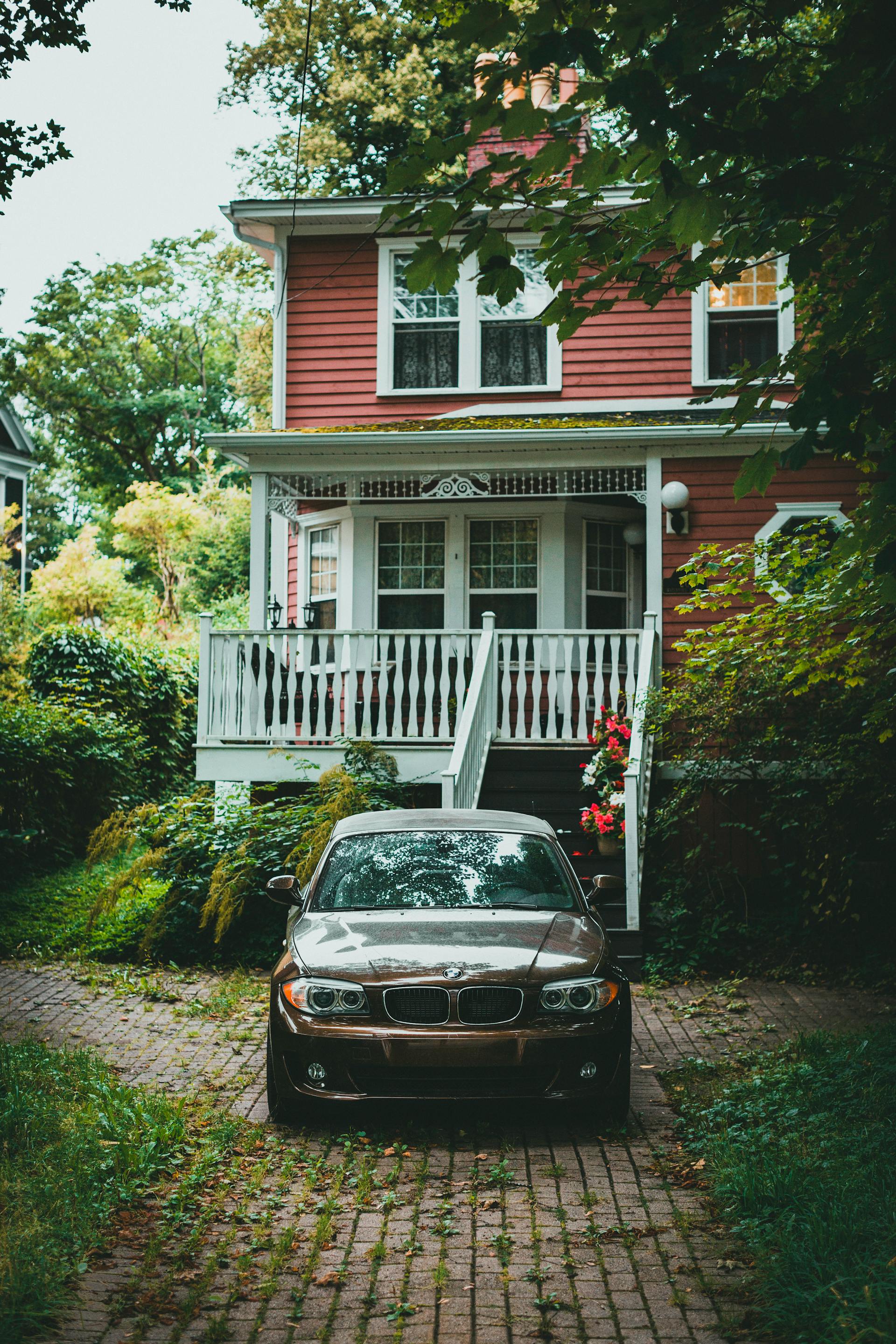 Une voiture garée devant une maison | Source : Pexels