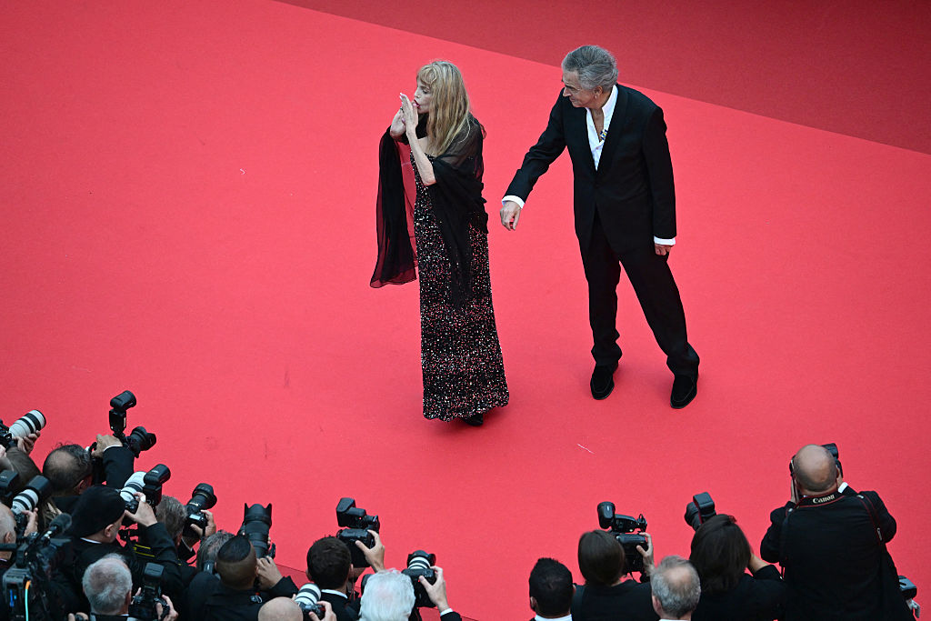 Arielle Dombasle et son mari le philosophe français Bernard-Henri Levy arrivent pour la cérémonie d'ouverture et la projection du film "Partir un Jour" (Bye Bye) présenté hors compétition à la 78e édition du Festival de Cannes à Cannes, le 13 mai 2025. | Source : Getty Images