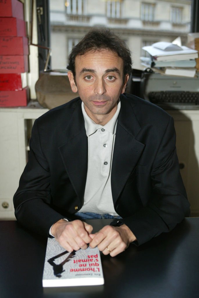  Eric Zemmour pose le 18 janvier 2002 à Paris, après la sortie de son ouvrage "l'Homme qui ne s'aimait pas".І Source : Getty Images 