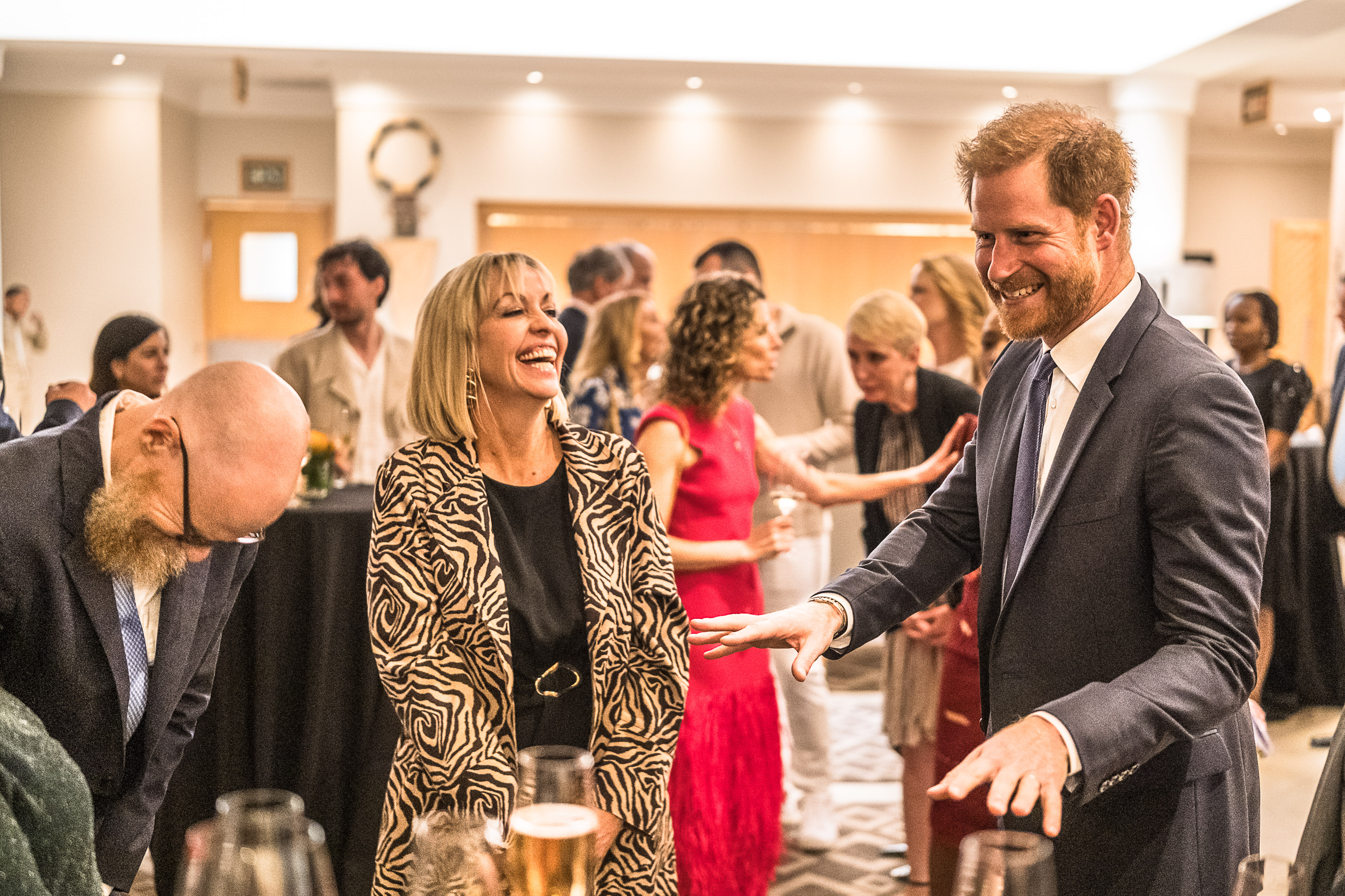 Monique Wilkinson, responsable du développement commercial chez Baker McKenzie, et le prince Harry, duc de Sussex, assistent à une réception et à une table ronde de Sentebale à l'hôtel The Saxon à Johannesburg, en Afrique du Sud, le 3 octobre 2024 | Source : Getty Images