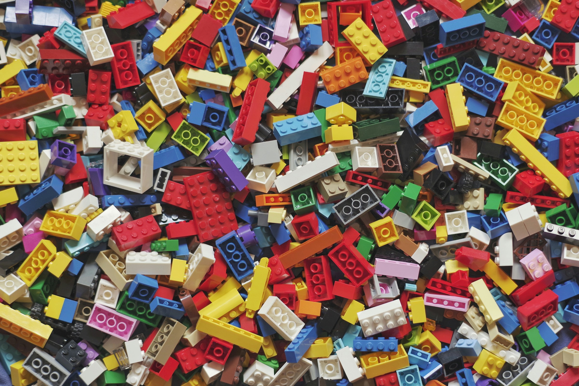 Blocs lego de différentes couleurs | Source : Unsplash