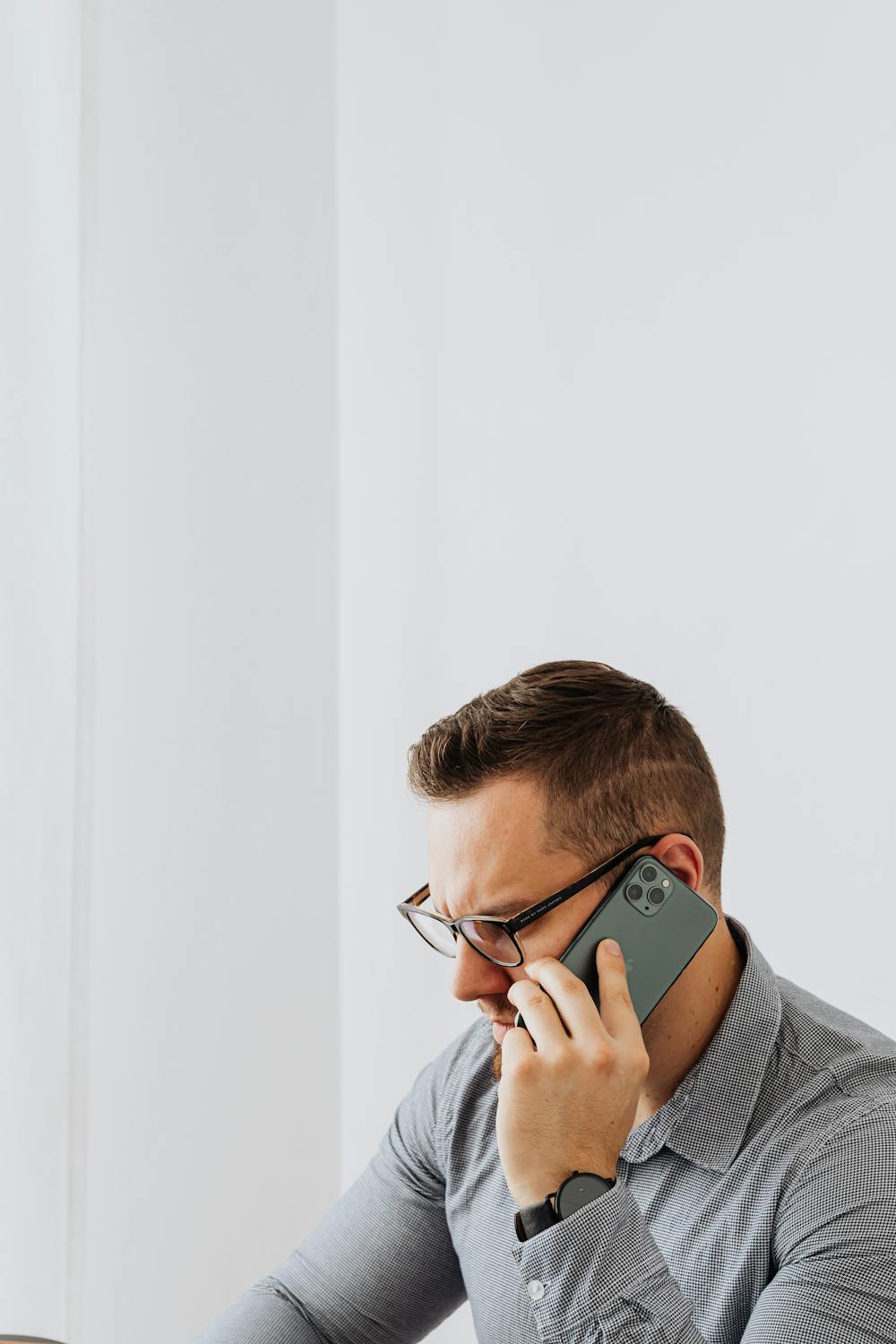 Un homme qui parle au téléphone | Source : Pexels