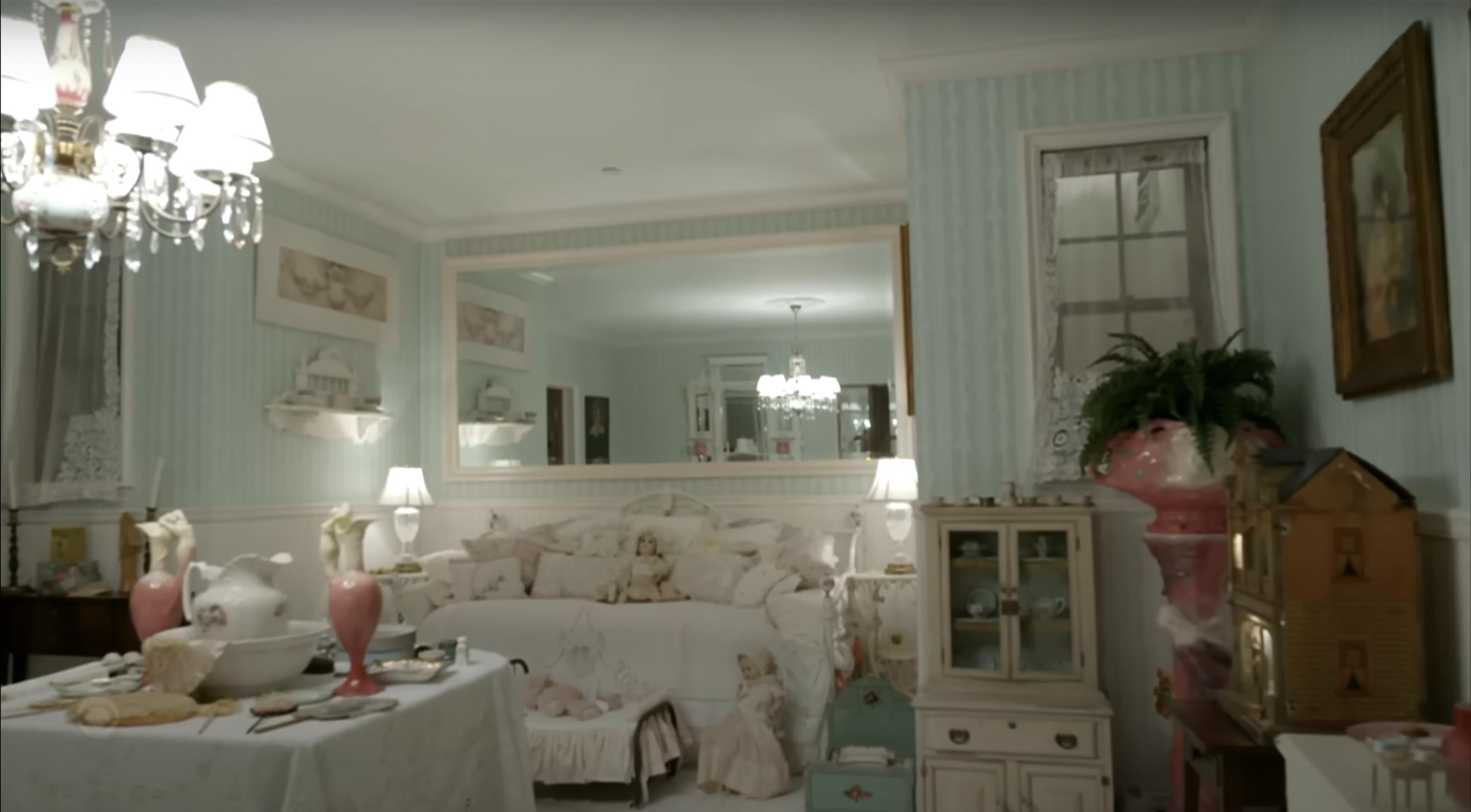 Une vue de l'intérieur de la maison de Barbra Streisand, postée le 14 novembre 2023 | Source : YouTube/The Late Show with Stephen Colbert