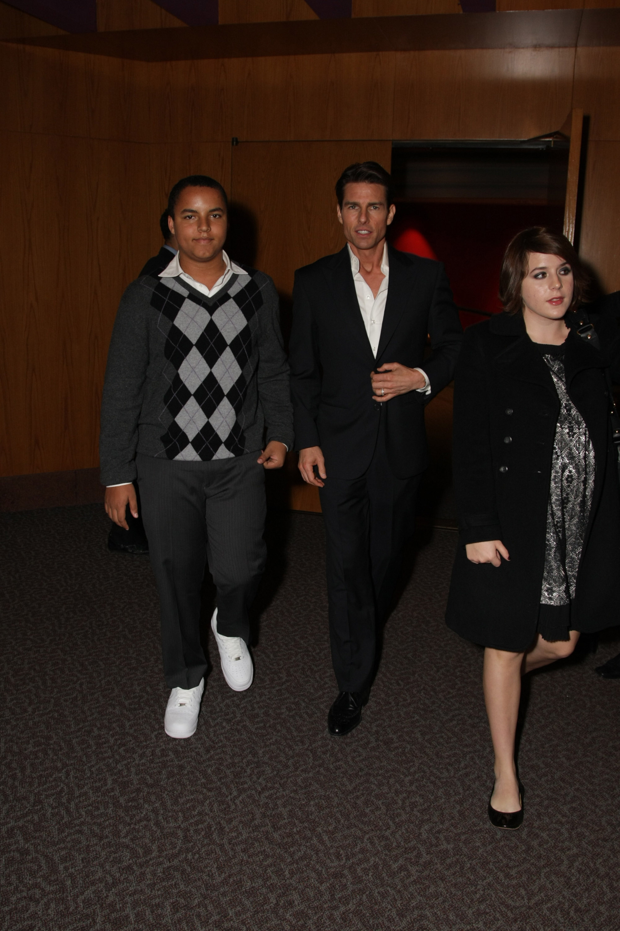 Tom Cruise avec son fils et sa fille, Connor et Isabella, lors de la première de "Valkyrie" de United Artists Pictures et MGM le 18 décembre 2008 à la Directors Guild of America à Los Angeles, Californie | Source : Getty Images