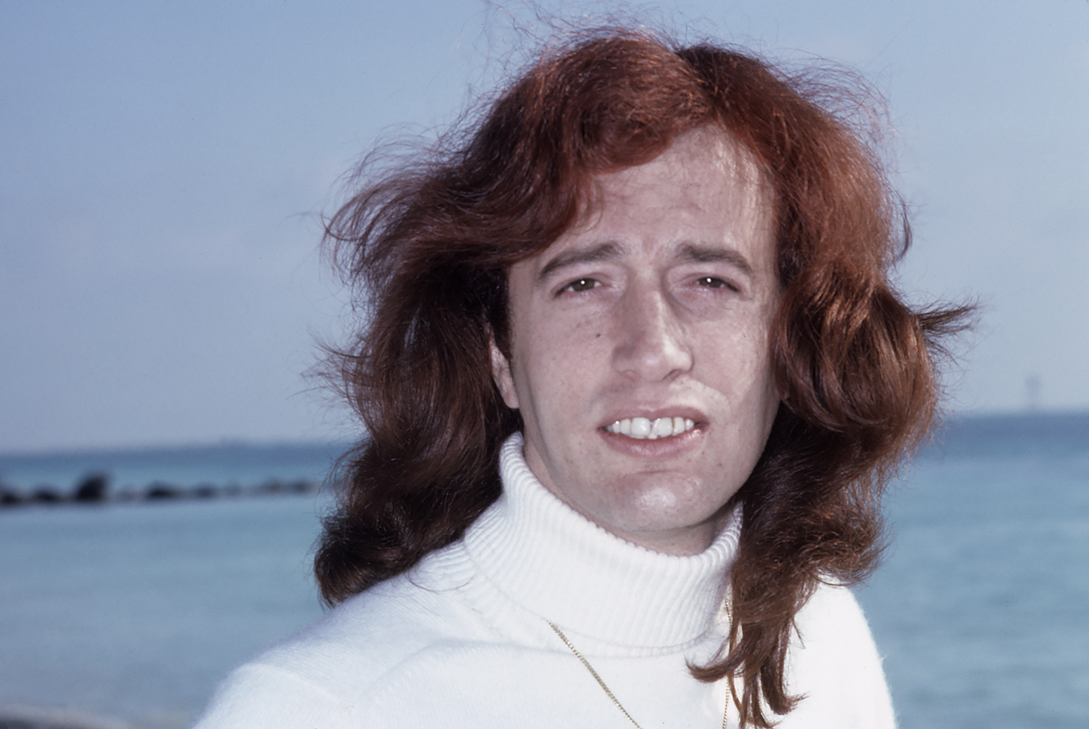 Le musicien Robin Gibb pose devant l'océan en Floride en 1979 | Source : Getty Images