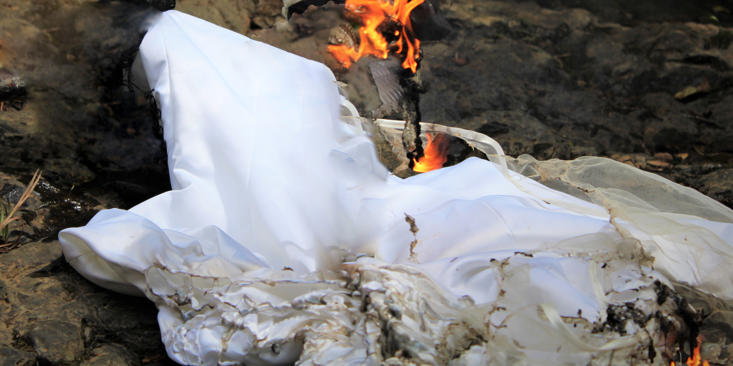 Robe de mariée en feu | Source : Shutterstock