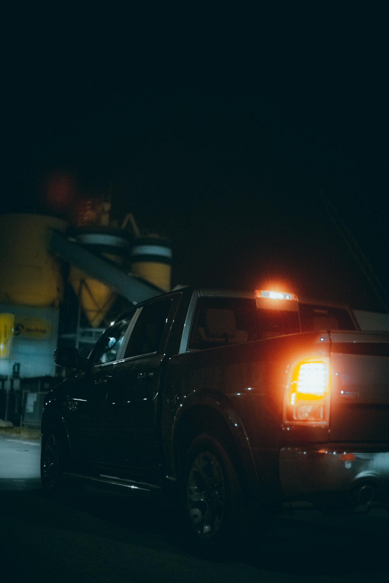Une camionnette dans la rue la nuit | Source : Pexels