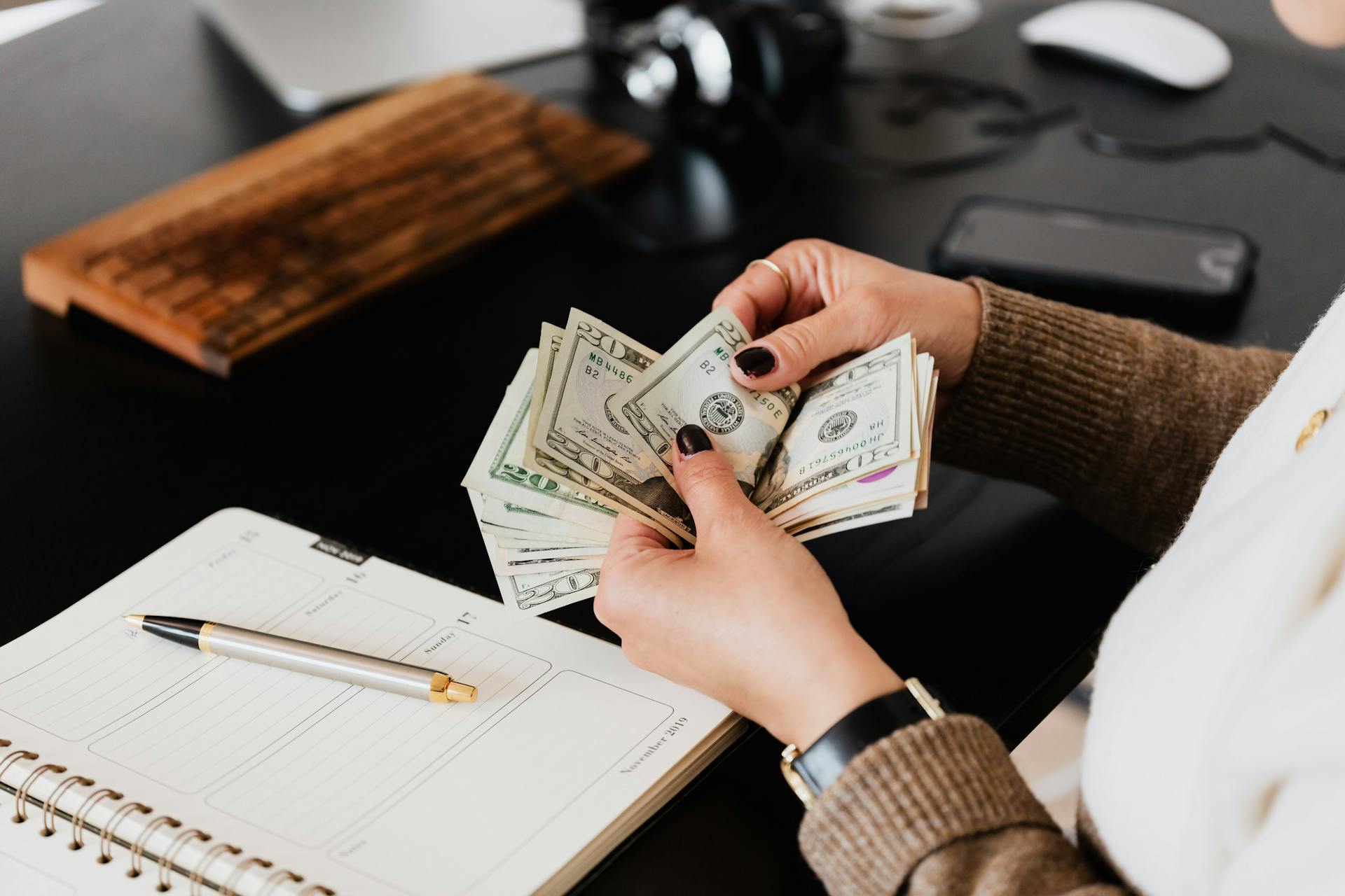 Une femme qui compte de l'argent | Source : Pexels
