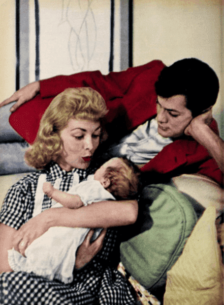 Tony Curtis, Janet Leigh, et leur fille Kelly Curtis, de Photoplay. | Source : Wikimedia Commons